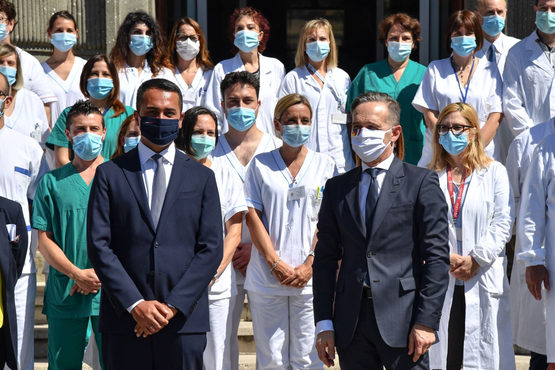 El Ministro de Asuntos Exteriores italiano, Luigi Di Maio (L) y el Ministro de Asuntos Exteriores alemán, Heiko Maas (R), se encuentran con personal sanitario durante una visita en el Hospital Lazzaro Spallanzani en Roma, Italia. Foto: EFE