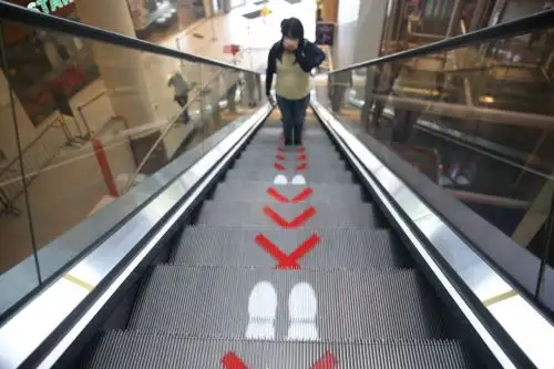 A subir escaleras. Los ascensores no son recomendables porque son espacios muy pequeños y cerrados.  ANDINA/Jhonel Rodríguez Robles