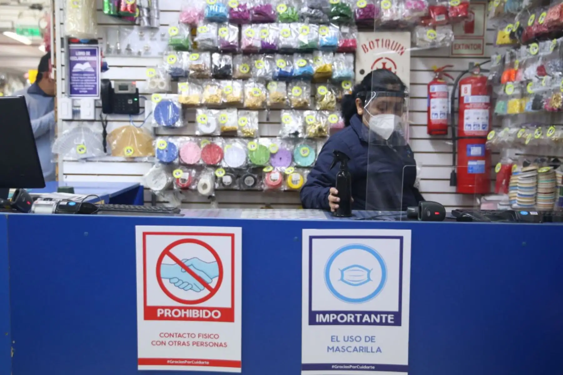 Centro comercial " Mesa redonda " atiende al público, siempre que cumplan con las medidas de prevención para evitar contagios de covid-19. 
Foto: ANDINA/ Jhonel Rodríguez Robles.