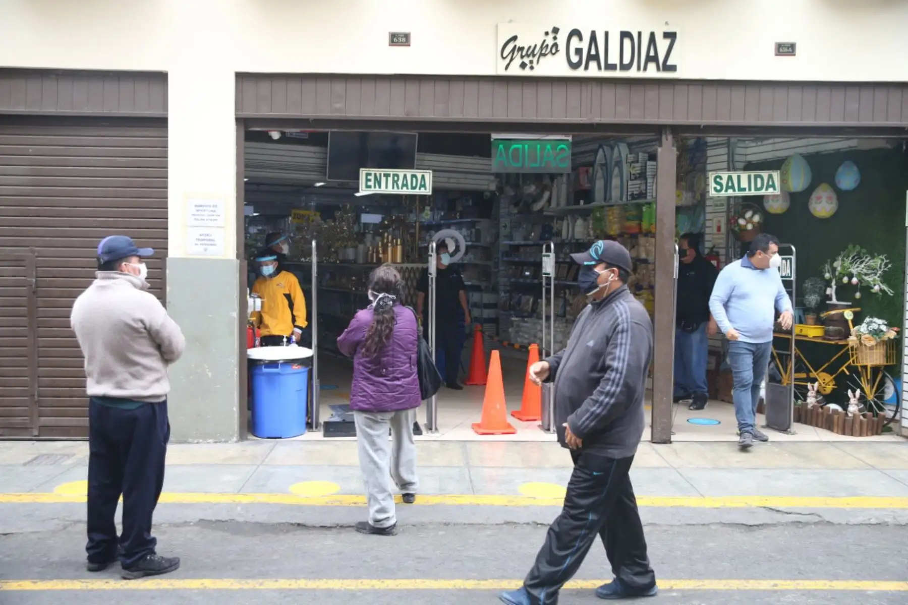Centro comercial " Mesa redonda " atiende al público, siempre que cumplan con las medidas de prevención para evitar contagios de covid-19. 
Foto: ANDINA/ Jhonel Rodríguez Robles.