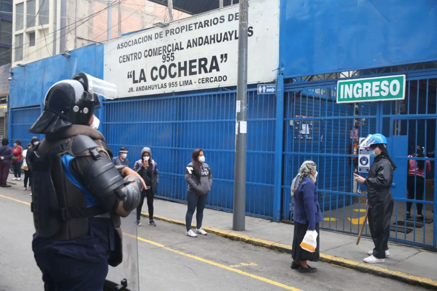 Centro comercial " Mesa redonda " atiende al público, siempre que cumplan con las medidas de prevención para evitar contagios de covid-19. 
Foto: ANDINA/ Jhonel Rodríguez Robles.
