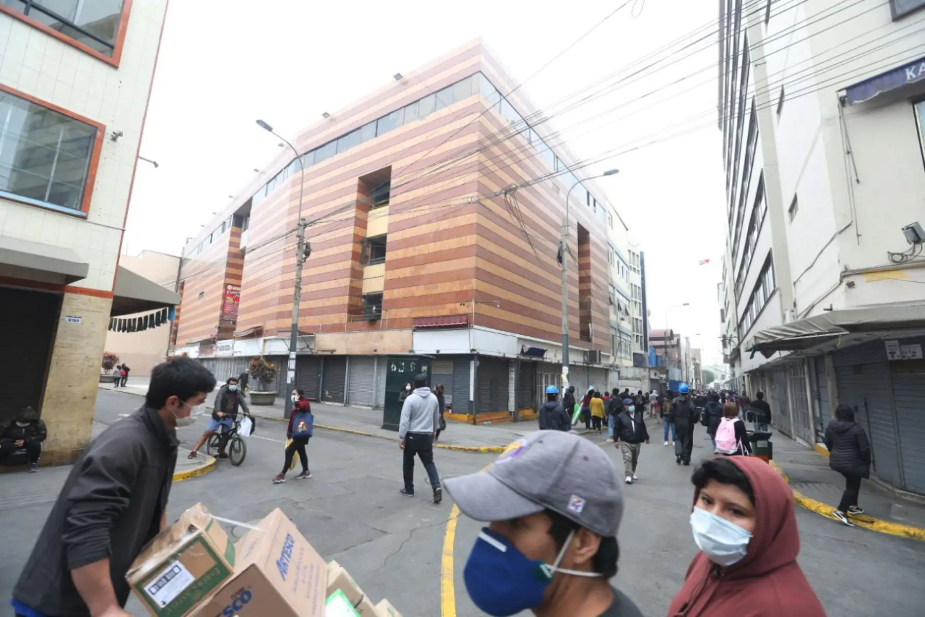 Centro comercial " Mesa redonda " atiende al público, siempre que cumplan con las medidas de prevención para evitar contagios de covid-19. 
Foto: ANDINA/ Jhonel Rodríguez Robles.