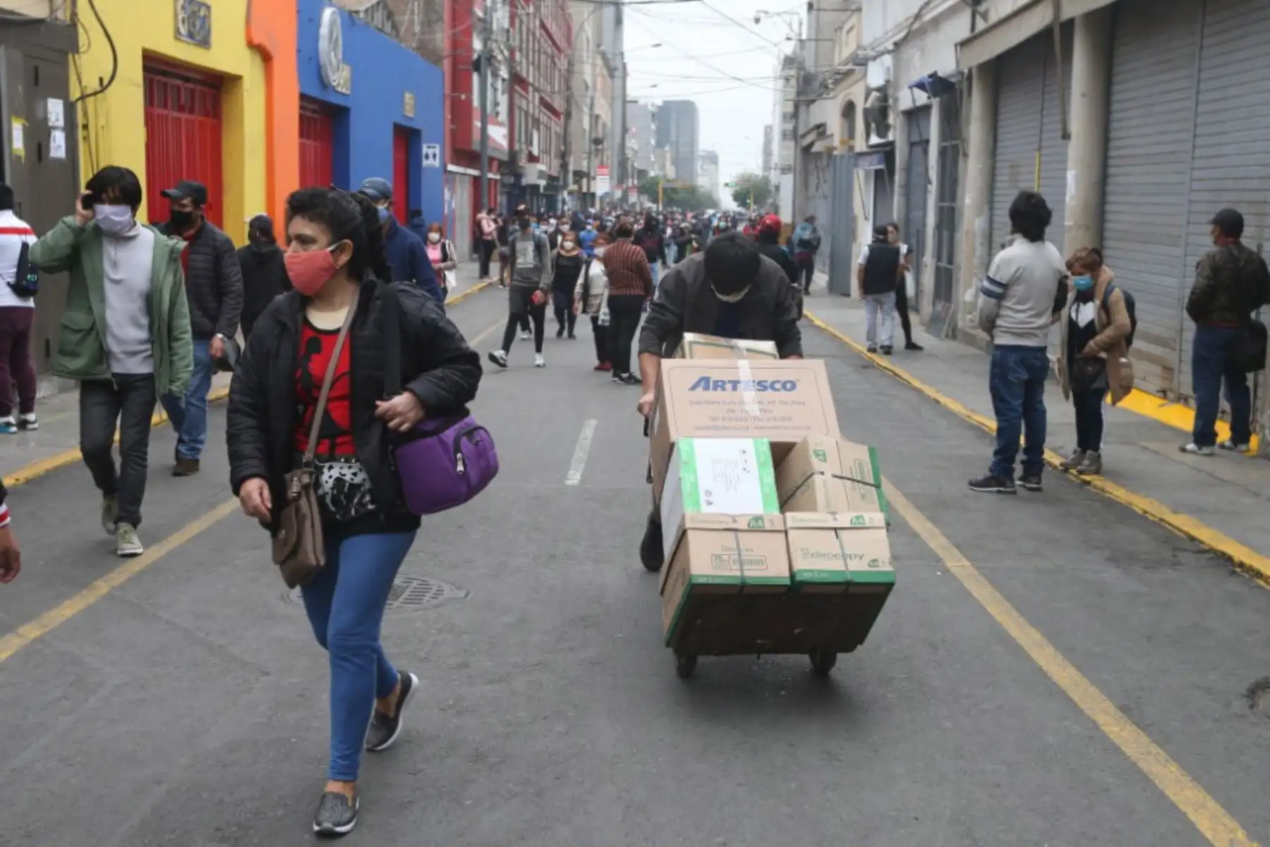 Centro comercial " Mesa redonda " atiende al público, siempre que cumplan con las medidas de prevención para evitar contagios de covid-19. 
Foto: ANDINA/ Jhonel Rodríguez Robles.