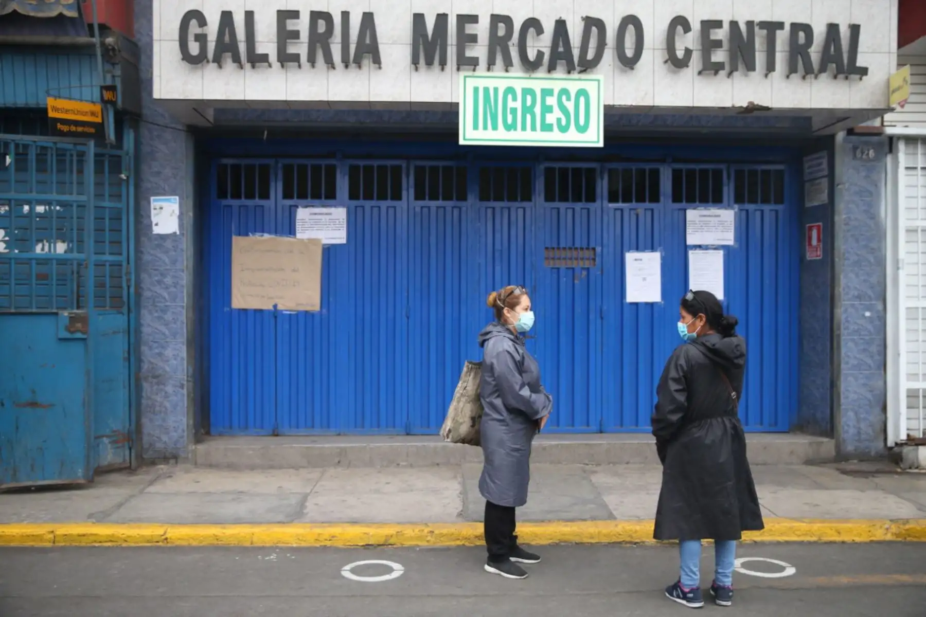 Centro comercial " Mesa redonda " atiende al público, siempre que cumplan con las medidas de prevención para evitar contagios de covid-19. 
Foto: ANDINA/ Jhonel Rodríguez Robles.