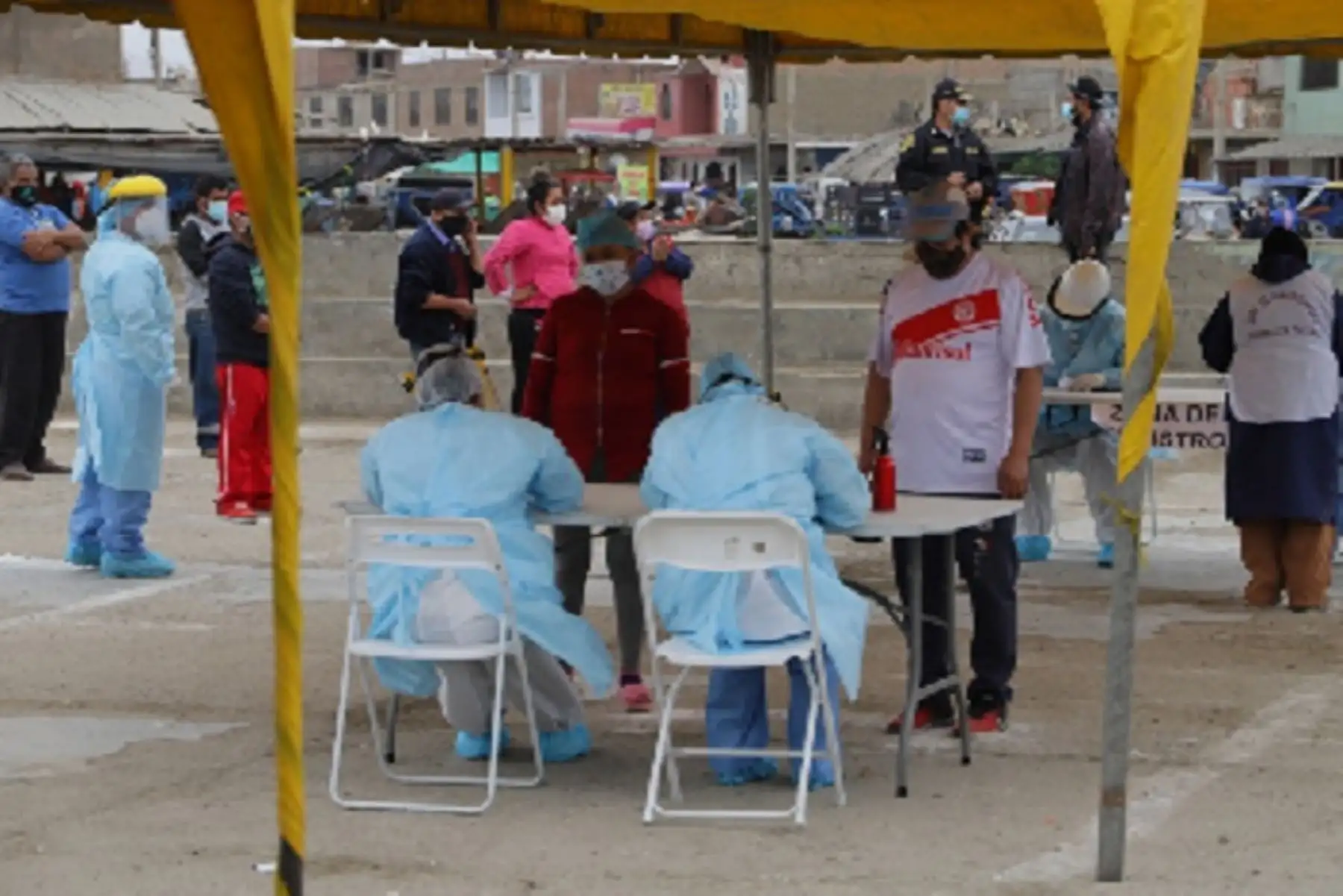 Desde tempranas horas, los profesionales de la salud se desplazaron hasta la losa deportiva “Fraternidad”, donde fueron reclutados los vendedores, a fin de ser sometidos al testeo masivo.