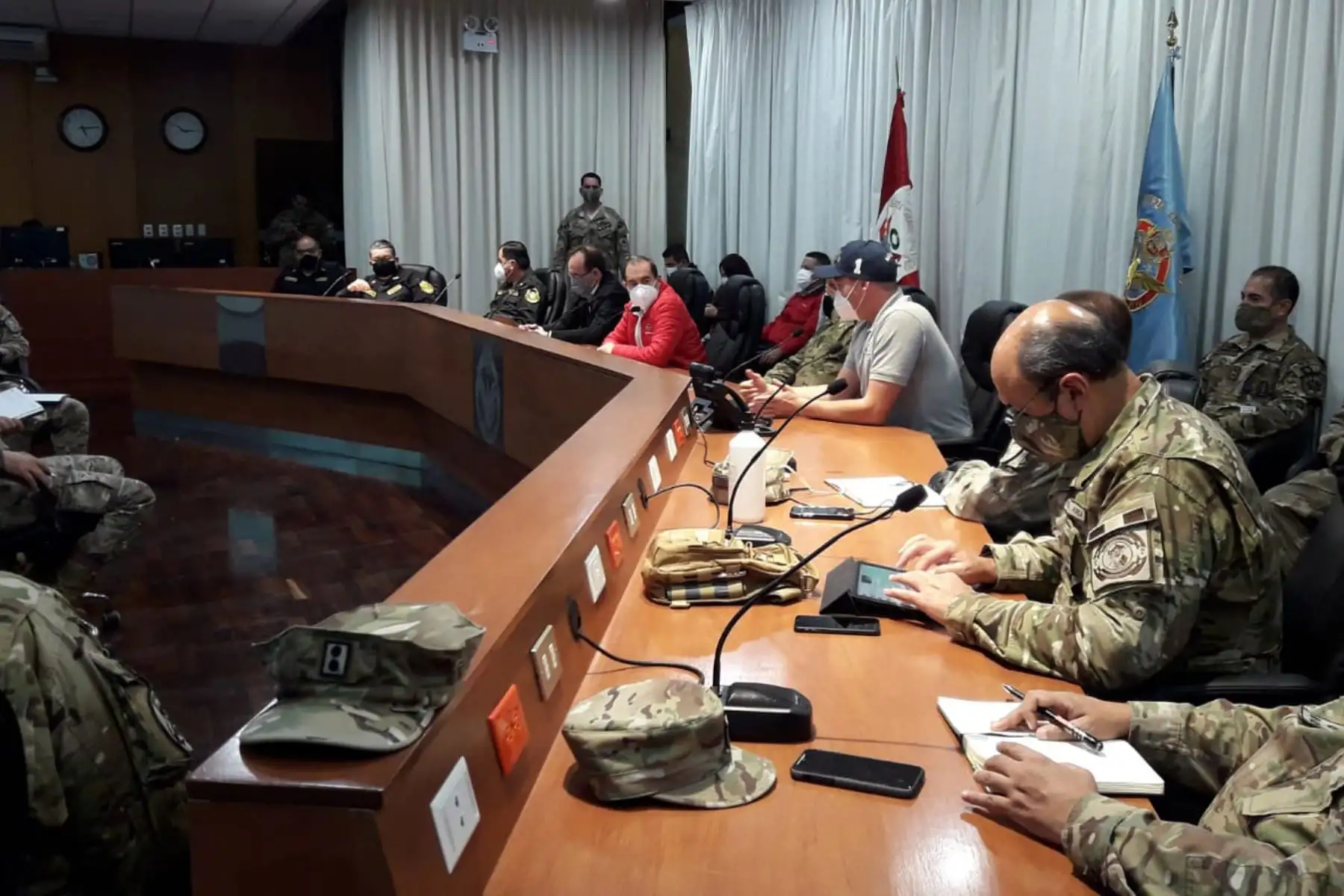 Ministro de Defensa, Walter Martos  se reúne con el alcalde de La Victoria, 
, jefe del Comando Conjunto de las FF.AA y la Policía Nacional para 
evaluar el primer día de apertura de emporios comerciales en ese distrito y coordinar próximas acciones.
Foto: Mindef