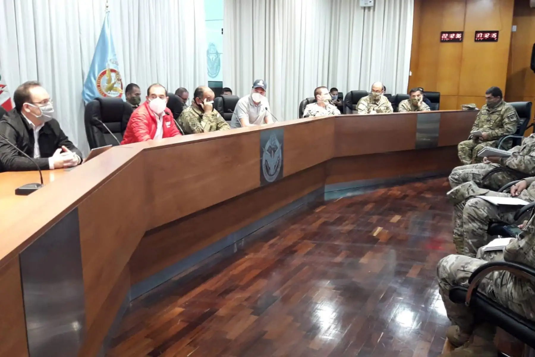 Ministro de Defensa, Walter Martos  se reúne con el alcalde de La Victoria, 
, jefe del Comando Conjunto de las FF.AA y la Policía Nacional para 
evaluar el primer día de apertura de emporios comerciales en ese distrito y coordinar próximas acciones.
Foto: Mindef