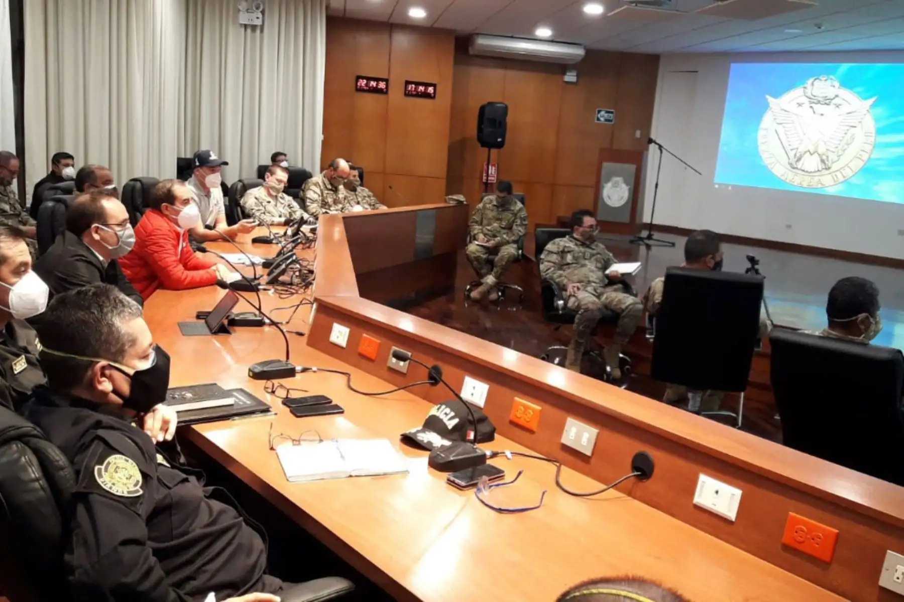 Ministro de Defensa, Walter Martos  se reúne con el alcalde de La Victoria, 
, jefe del Comando Conjunto de las FF.AA y la Policía Nacional para 
evaluar el primer día de apertura de emporios comerciales en ese distrito y coordinar próximas acciones.
Foto: Mindef