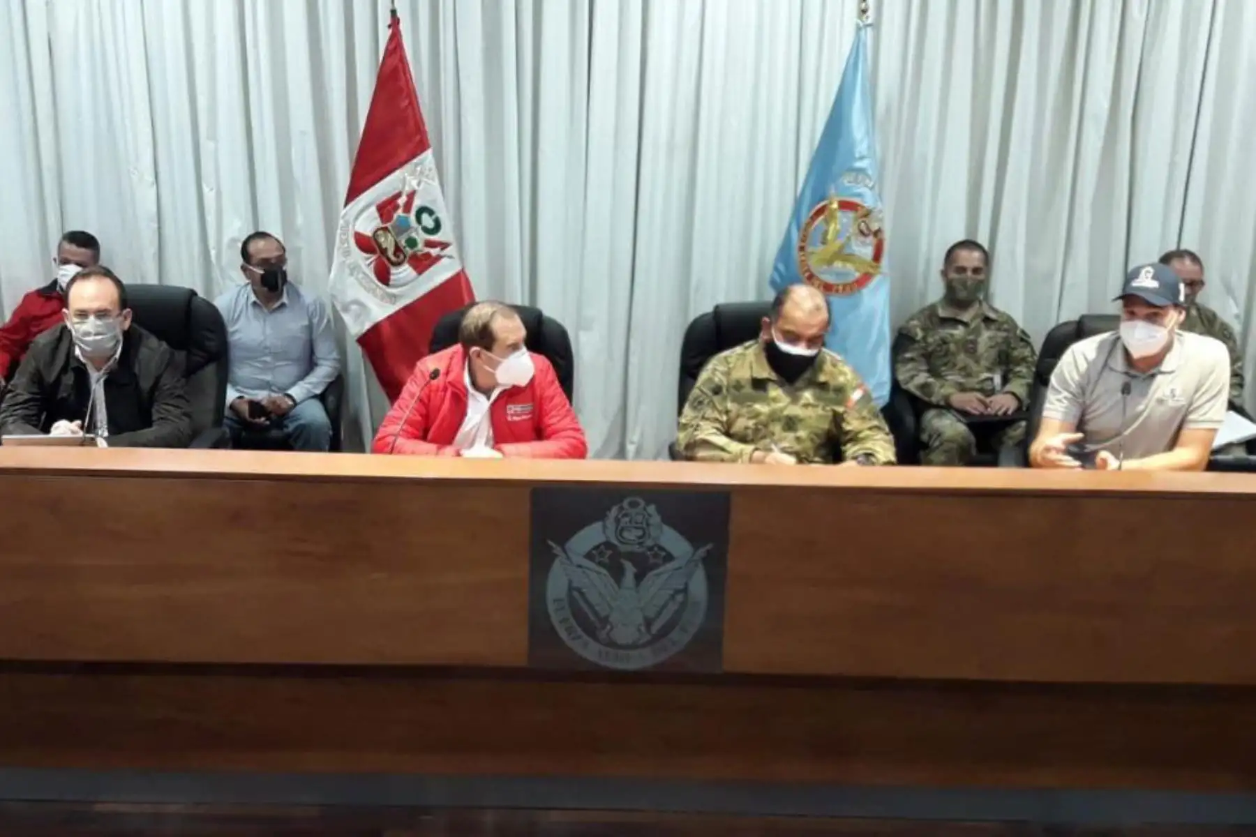 Ministro de Defensa, Walter Martos  se reúne con el alcalde de La Victoria, 
, jefe del Comando Conjunto de las FF.AA y la Policía Nacional para 
evaluar el primer día de apertura de emporios comerciales en ese distrito y coordinar próximas acciones.
Foto: Mindef