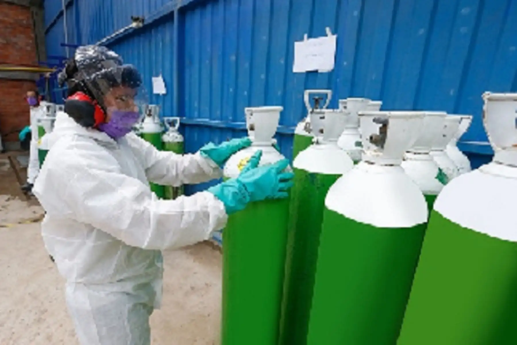La segunda planta de oxígeno fue alquilada con presupuesto del gobierno regional y ya se encuentra instalada en el hospital de Tarapoto. El traslado desde Lima fue posible gracias a un puente aéreo coordinado por el Minsa, la misma que entrará a funcionar desde mañana.