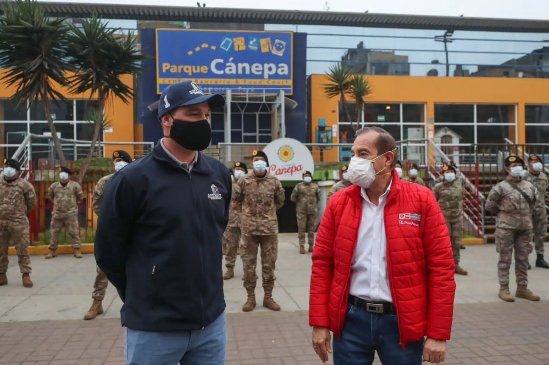 Ministro de Defensa, Walter Martos y el alcalde de la Municipalidad de la Victoria inspeccionan el despliegue de las Fuerzas Armadas y la Policía Nacional para apoyar en la supervisión del cumplimiento de protocolos de bioseguridad en Gamarra.Foto:ANDINA/Mindef