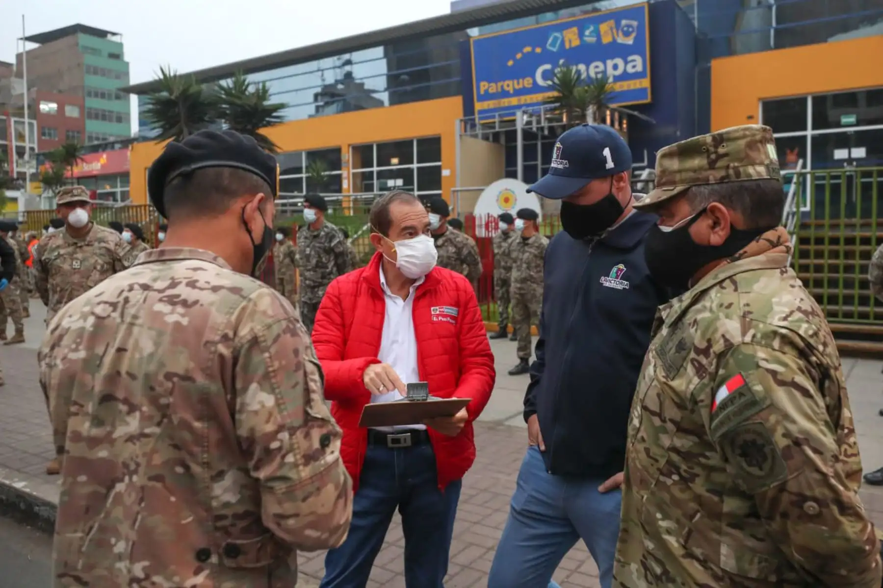 Ministro de Defensa, Walter Martos y el alcalde de la Municipalidad de la Victoria inspeccionan el despliegue de las Fuerzas Armadas y la Policía Nacional para apoyar en la supervisión del cumplimiento de protocolos de bioseguridad en Gamarra.Foto:ANDINA/Mindef