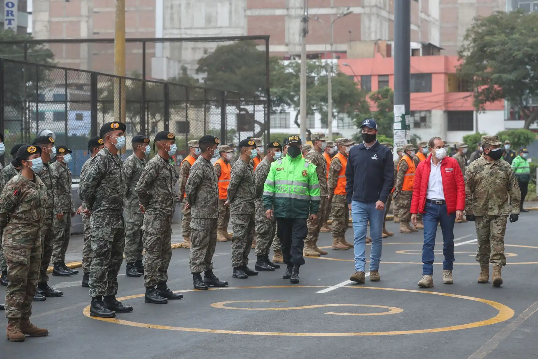 Ministro de Defensa, Walter Martos y el alcalde de la Municipalidad de la Victoria inspeccionan el despliegue de las Fuerzas Armadas y la Policía Nacional para apoyar en la supervisión del cumplimiento de protocolos de bioseguridad en Gamarra.Foto:ANDINA/Mindef