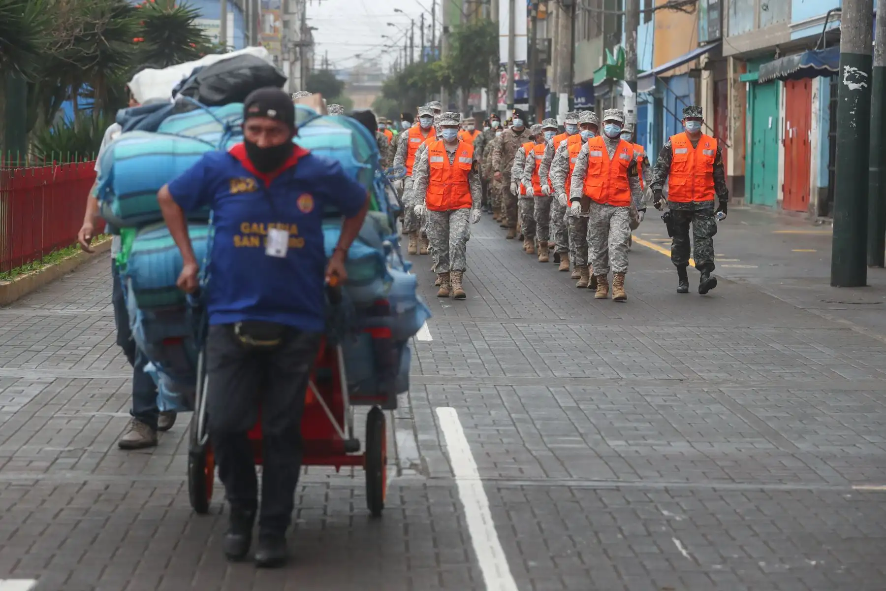 Ministro de Defensa, Walter Martos y el alcalde de la Municipalidad de la Victoria inspeccionan el despliegue de las Fuerzas Armadas y la Policía Nacional para apoyar en la supervisión del cumplimiento de protocolos de bioseguridad en Gamarra. Foto:ANDINA/Mindef
