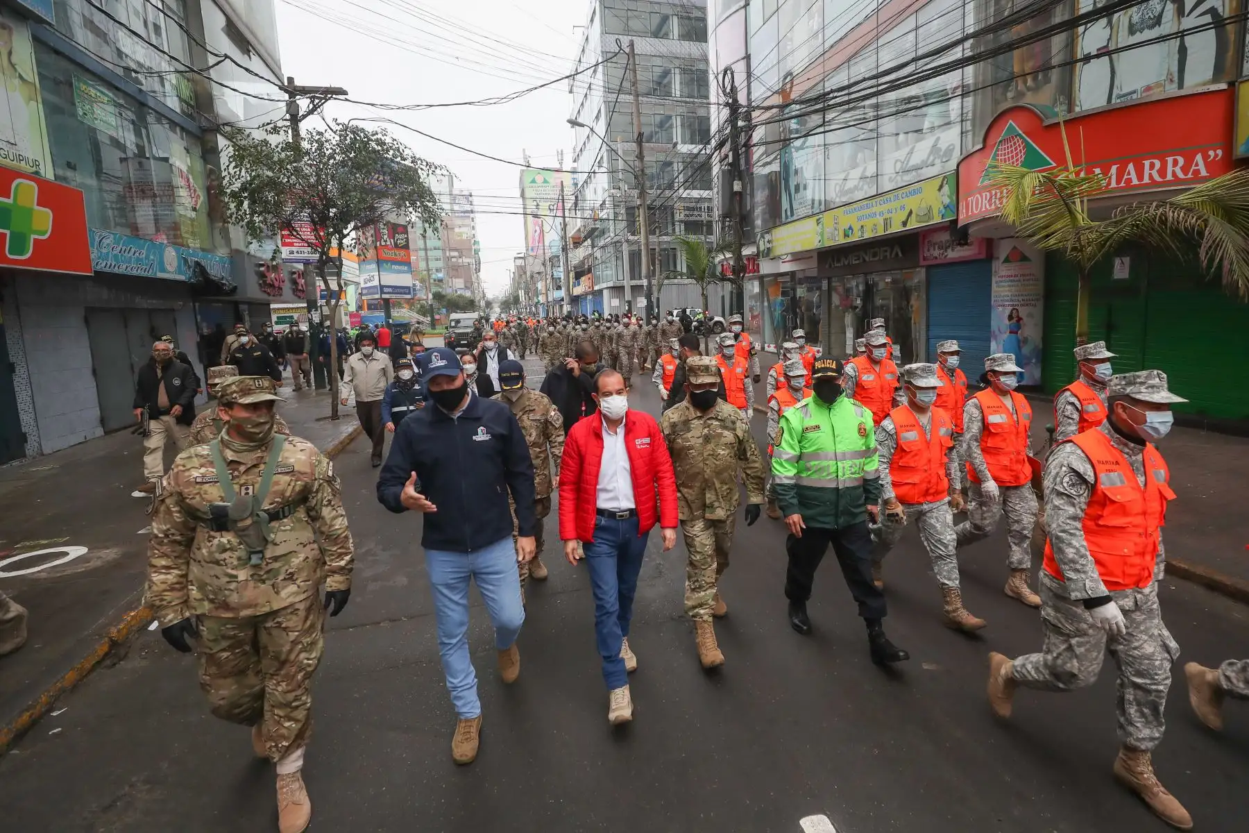 Ministro de Defensa, Walter Martos y el alcalde de la Municipalidad de la Victoria inspeccionan el despliegue de las Fuerzas Armadas y la Policía Nacional para apoyar en la supervisión del cumplimiento de protocolos de bioseguridad en Gamarra. Foto:ANDINA/Mindef