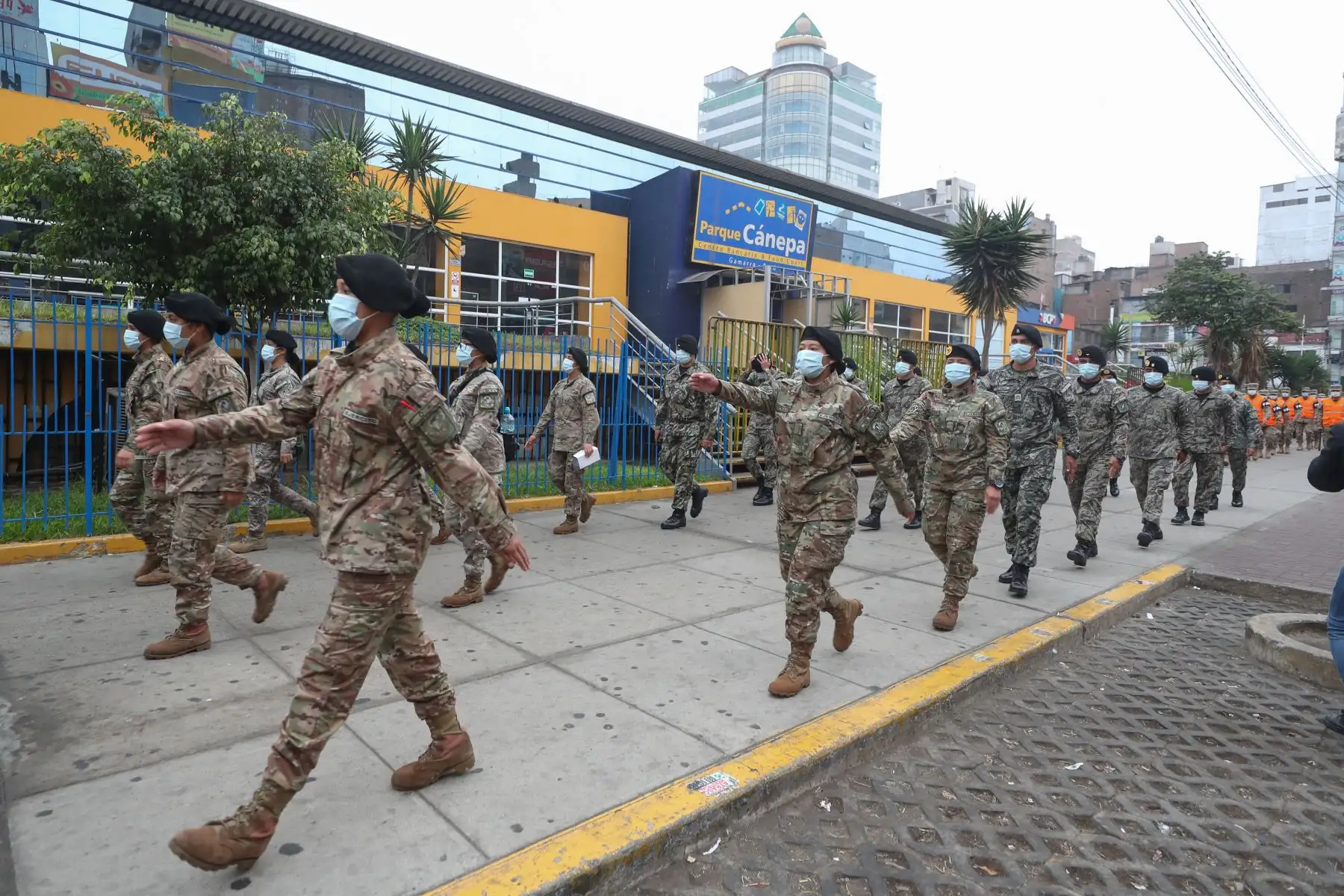 Ministro de Defensa, Walter Martos y el alcalde de la Municipalidad de la Victoria inspeccionan el despliegue de las Fuerzas Armadas y la Policía Nacional para apoyar en la supervisión del cumplimiento de protocolos de bioseguridad en Gamarra.Foto:ANDINA/Mindef