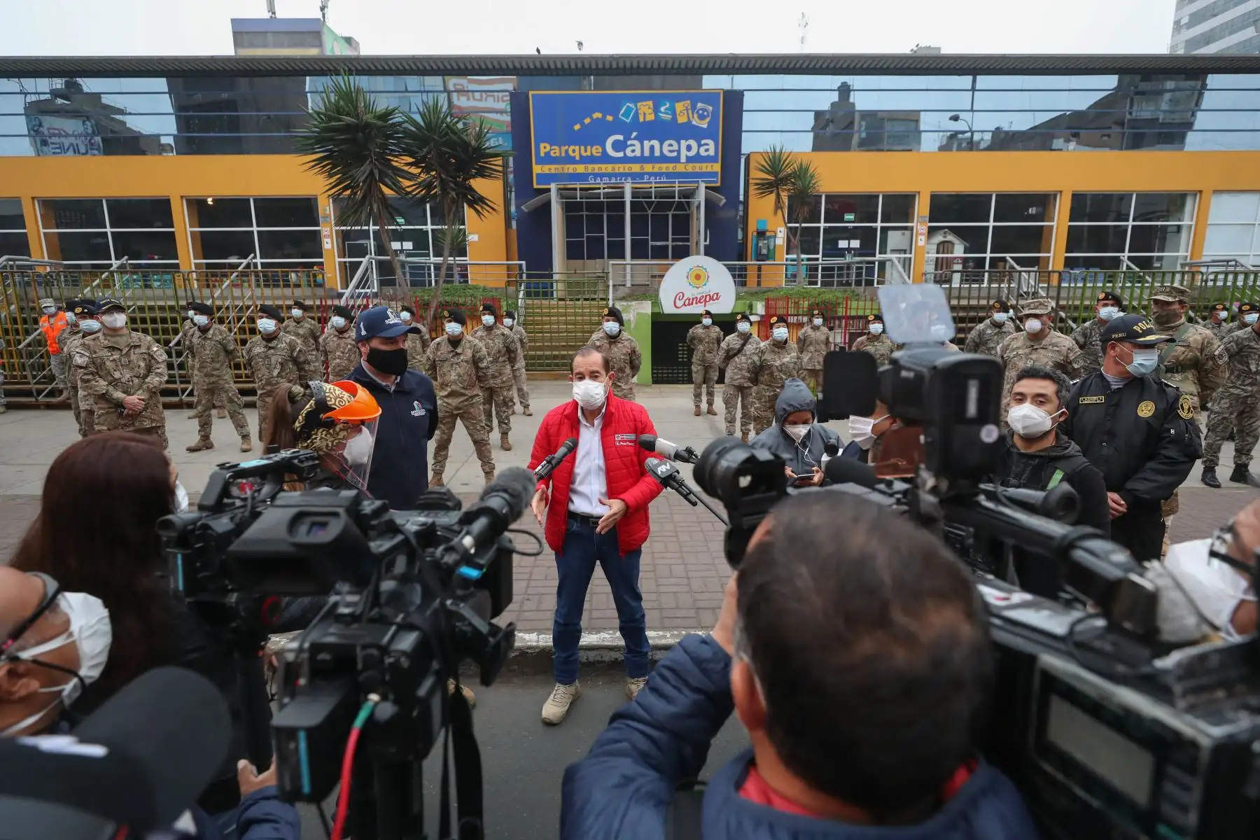 Ministro de Defensa, Walter Martos y el alcalde de la Municipalidad de la Victoria inspeccionan el despliegue de las Fuerzas Armadas y la Policía Nacional para apoyar en la supervisión del cumplimiento de protocolos de bioseguridad en Gamarra.Foto:ANDINA/Mindef