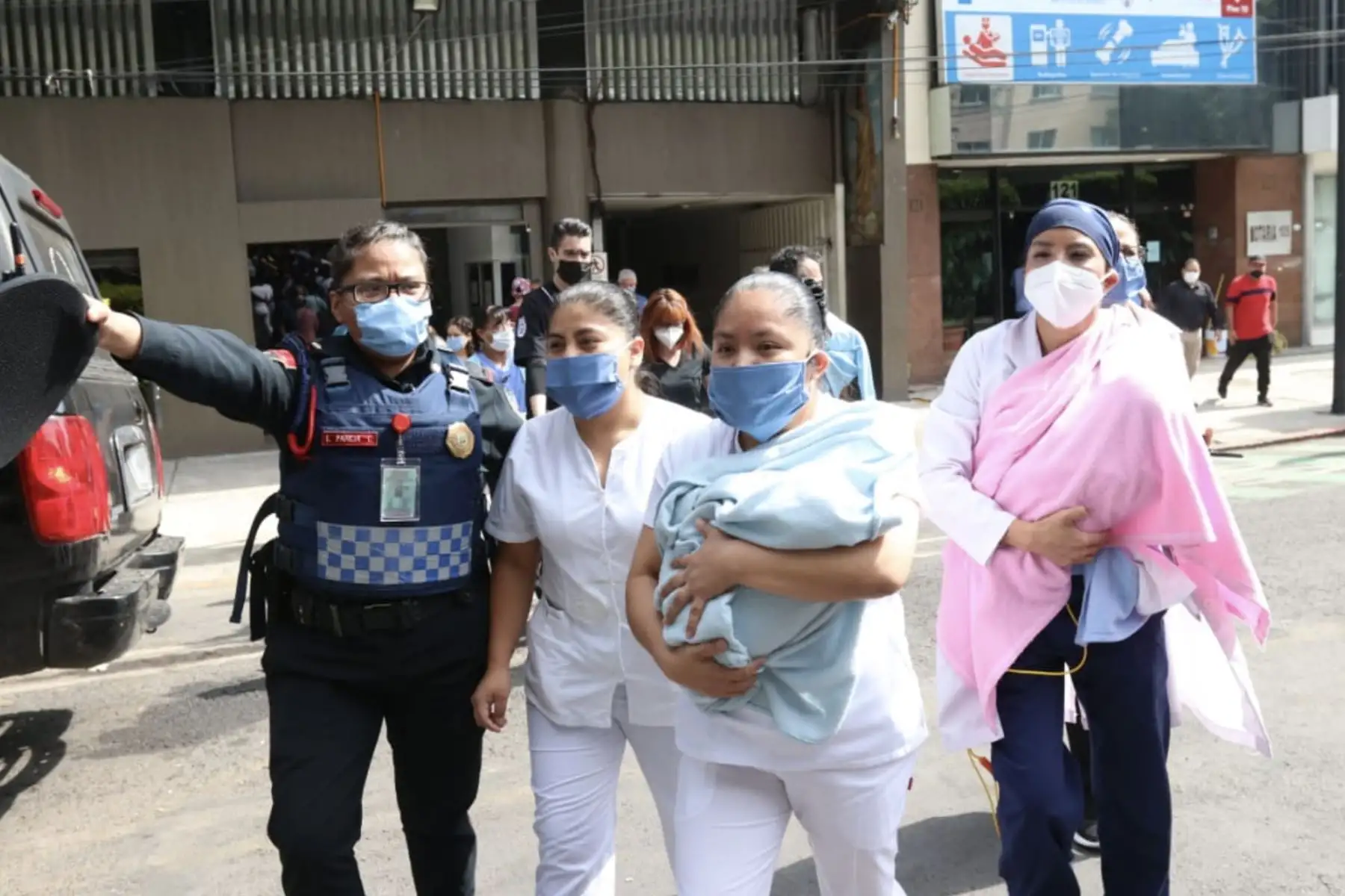 Pacientes del Hospital Álvaro Obregón en la Col. Roma Norte fueron desalojados tras el sismo de 7.5 en la Ciudad de México. Foto:@Reforma