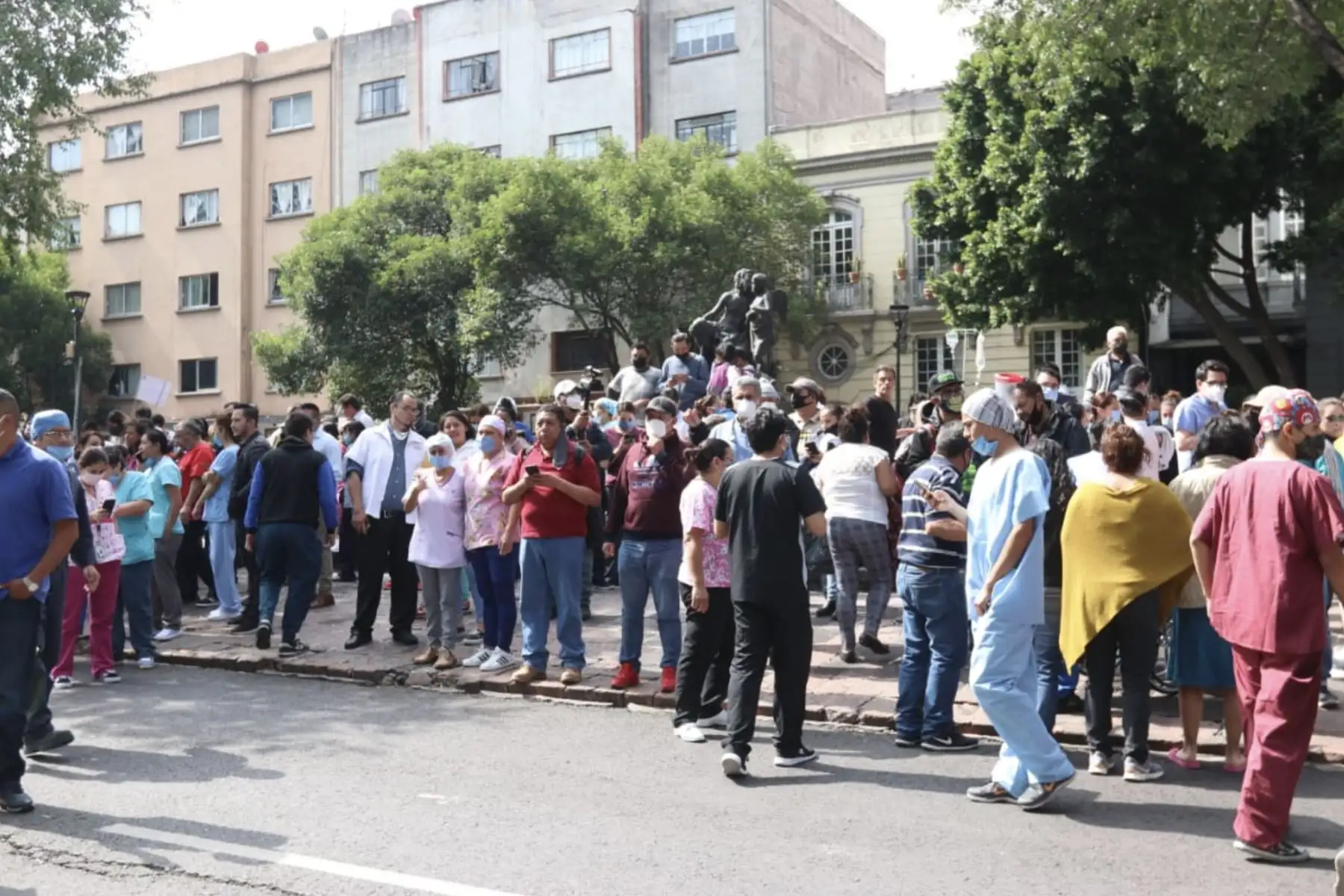 Pacientes del Hospital Álvaro Obregón en la Col. Roma Norte fueron desalojados tras el sismo de 7.5 en la Ciudad de México. Foto:@Reforma
