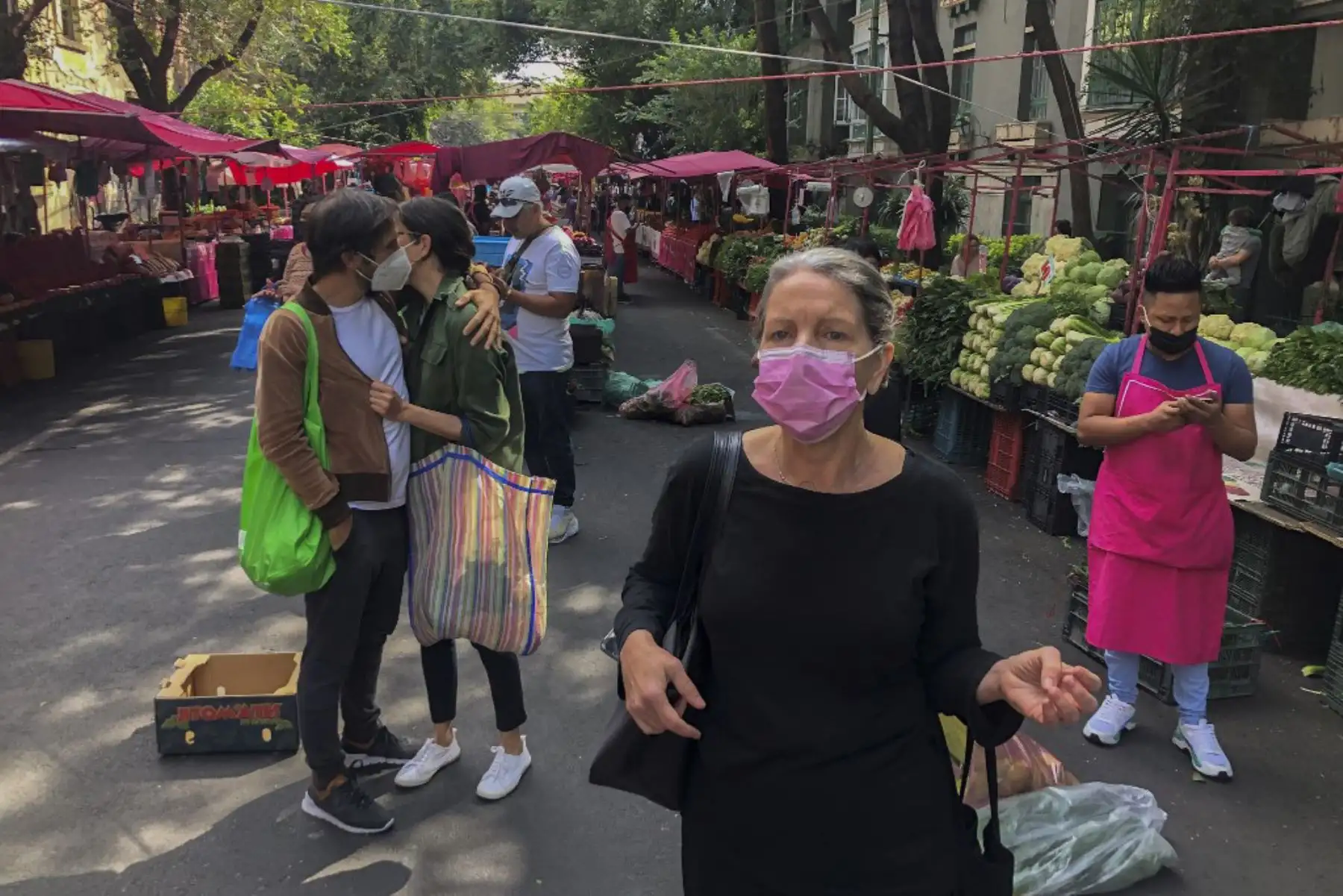 La gente reacciona durante un terremoto en un mercado abierto en la Ciudad de México. Foto: AFP