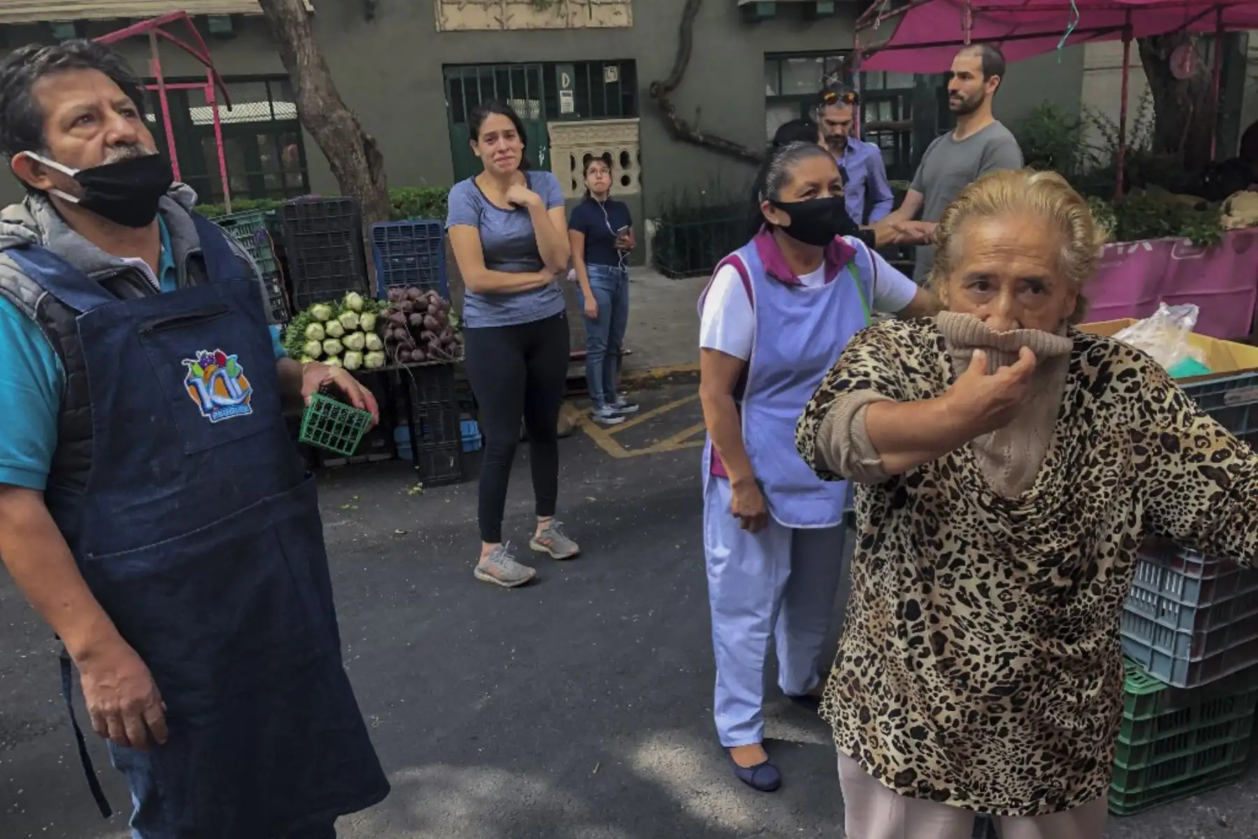 La gente reacciona durante un terremoto en un mercado abierto en la Ciudad de México. Foto: AFP