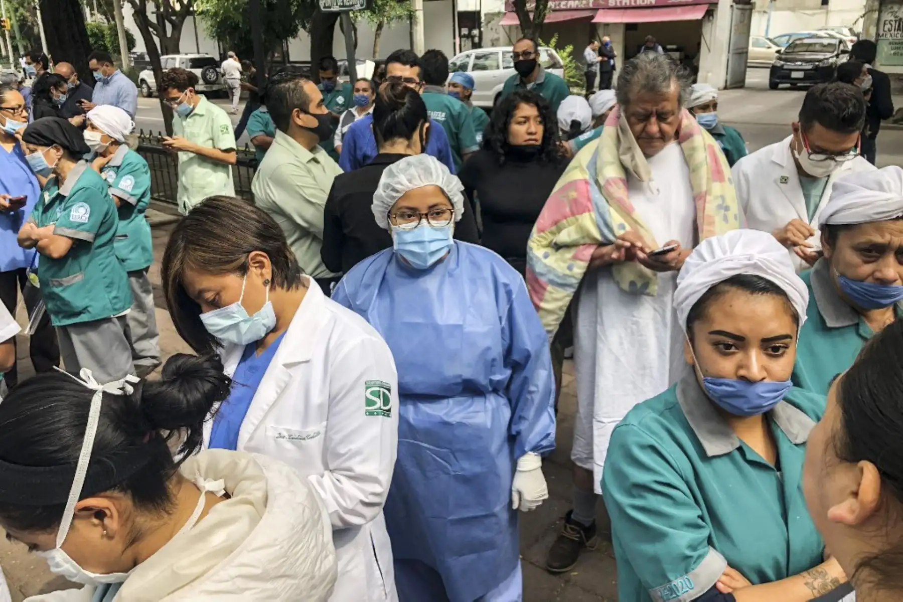 Las personas permanecen fuera de la clínica de Durango en la Ciudad de México durante un terremoto  en medio de la nueva pandemia de coronavirus.
Foto: AFP