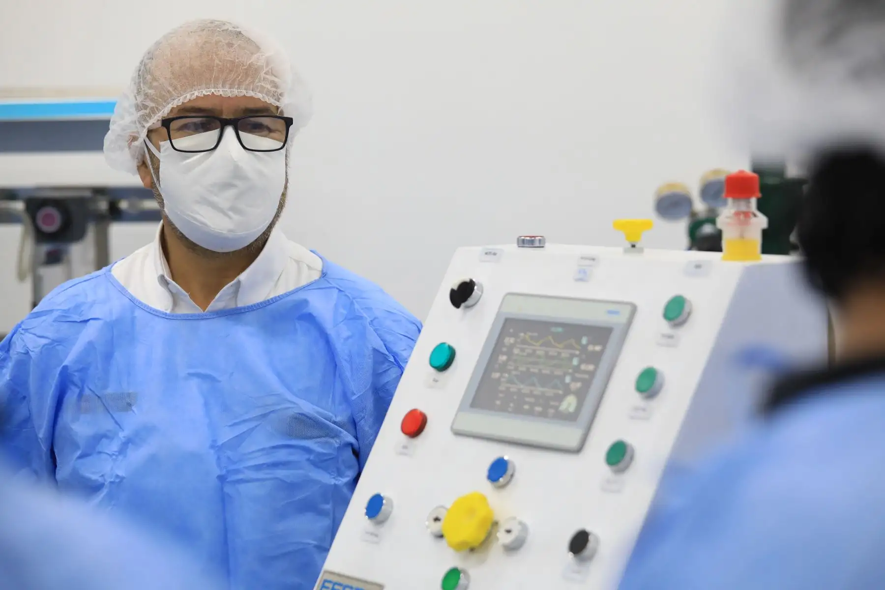 Ministro de Salud, Víctor Zamora supervisa los nuevos ventiladores mecánico fabricado en nuestro país por un grupo de investigadores de la UNI.
Foto: Minsa