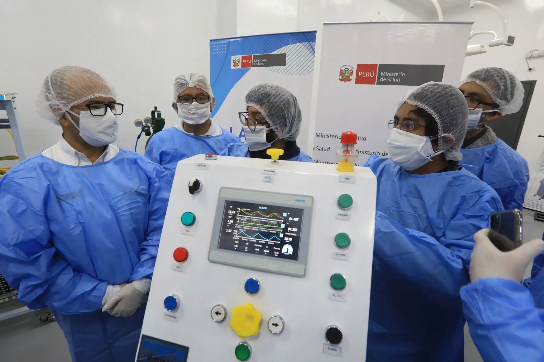 Ministro de Salud, Víctor Zamora supervisa los nuevos ventiladores mecánico fabricado en nuestro país por un grupo de investigadores de la UNI.
Foto: Minsa