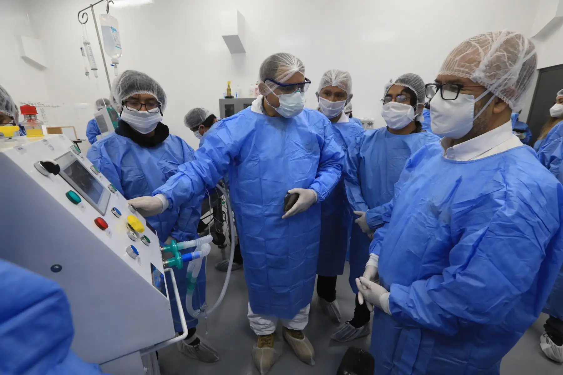 Ministro de Salud, Víctor Zamora supervisa los nuevos ventiladores mecánico fabricado en nuestro país por un grupo de investigadores de la UNI.
Foto: Minsa