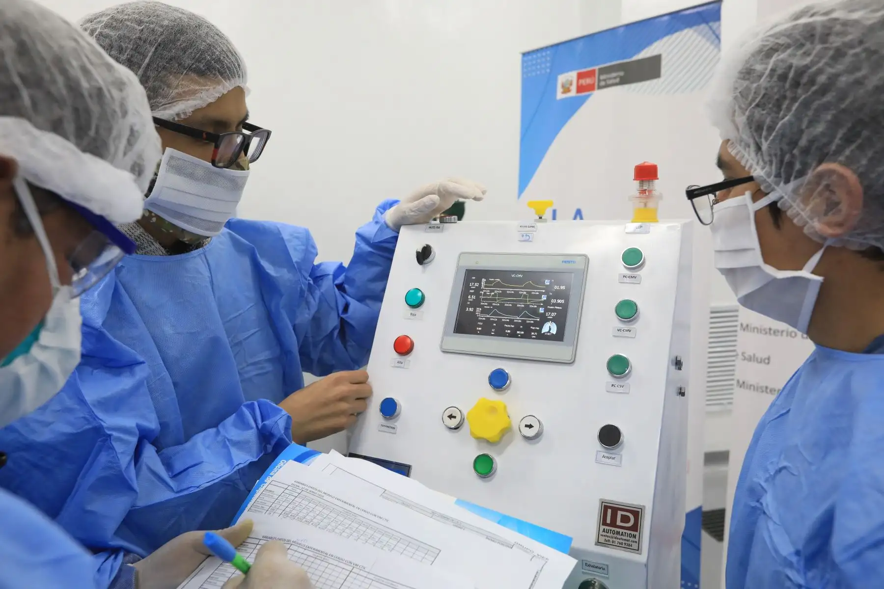 Ministro de Salud, Víctor Zamora supervisa los nuevos ventiladores mecánico fabricado en nuestro país por un grupo de investigadores de la UNI.
Foto: Minsa