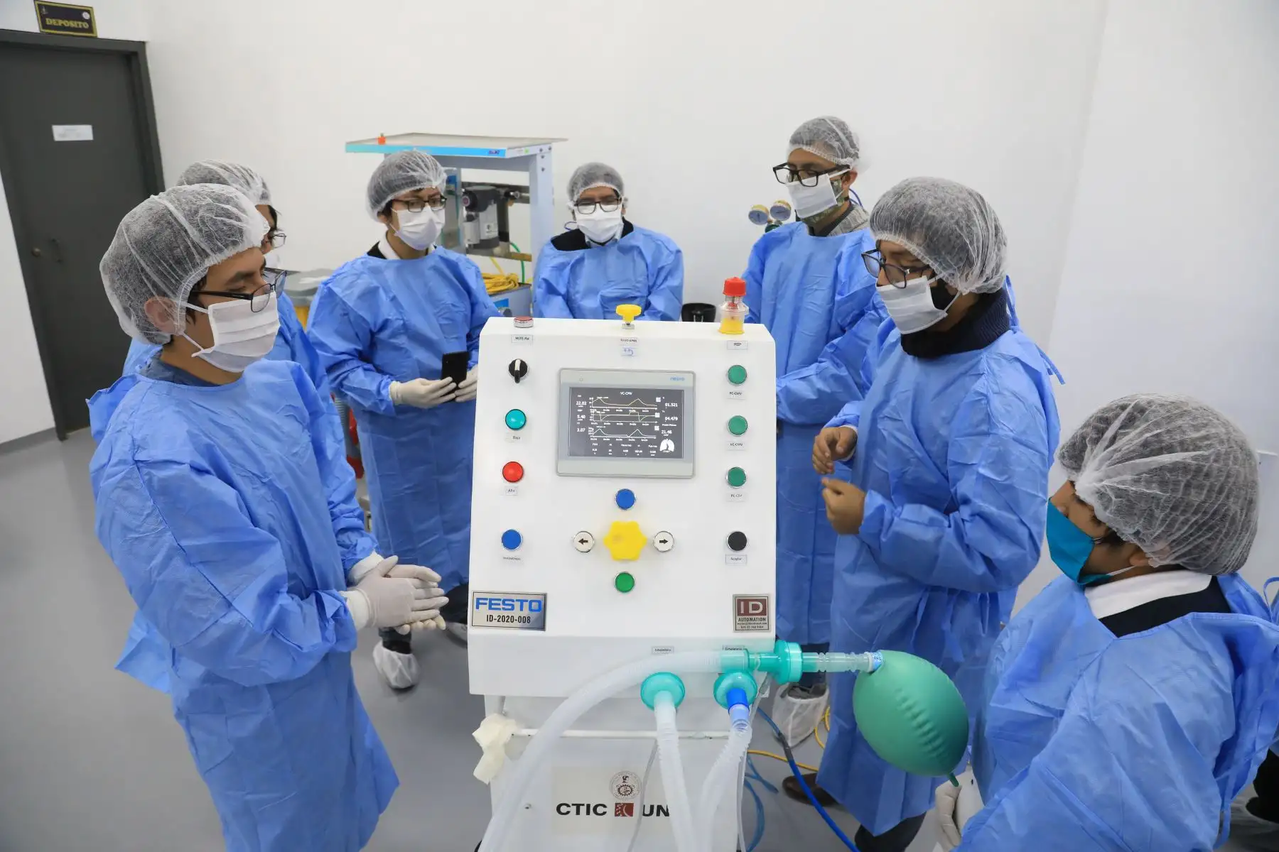 Ministro de Salud, Víctor Zamora supervisa los nuevos ventiladores mecánico fabricado en nuestro país por un grupo de investigadores de la UNI.
Foto: Minsa