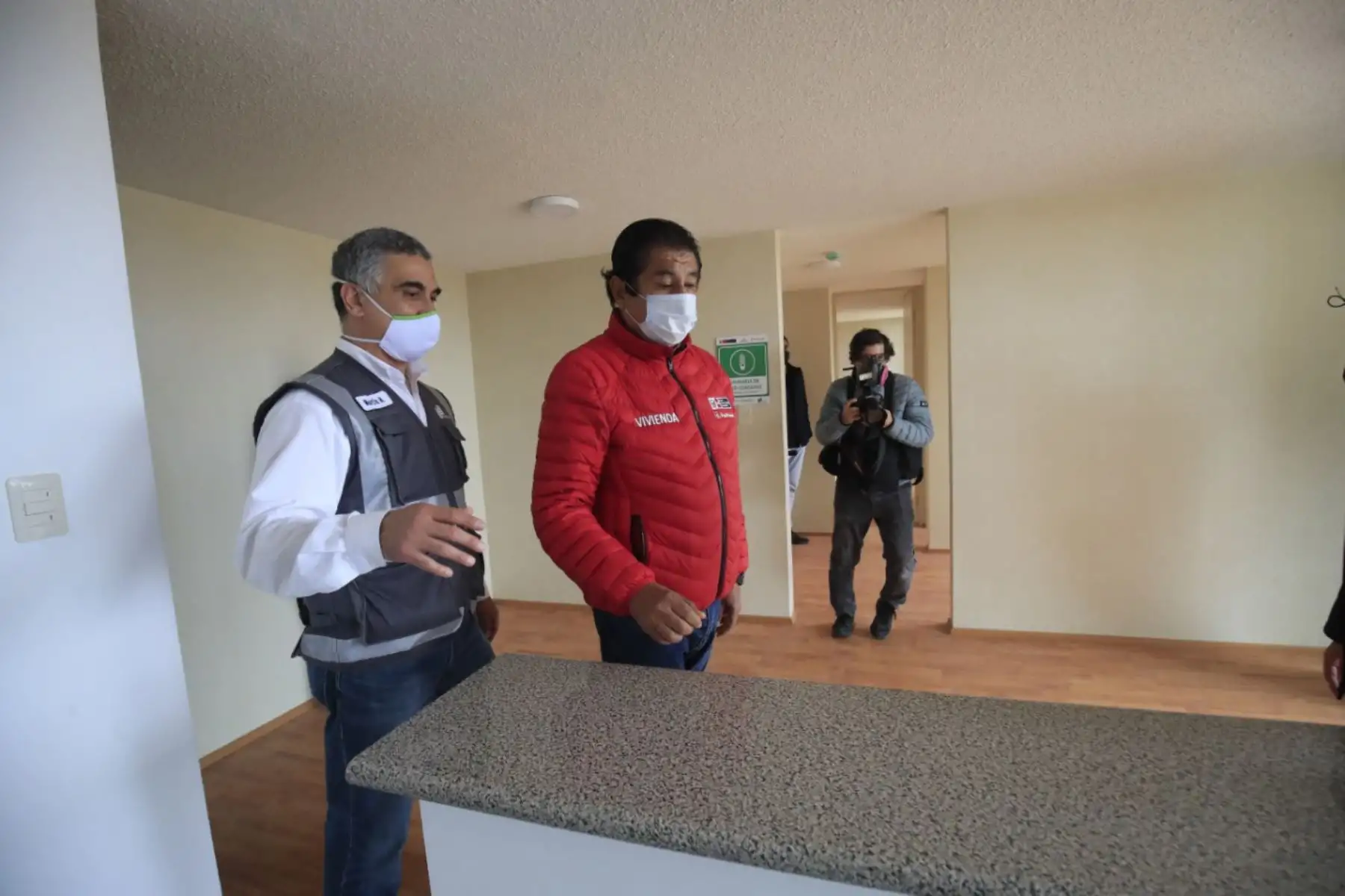 En el marco de la fase de reactivación económica en medio de la pandemia por la covid-19, el ministro de vivienda Rodolfo Yáñez, verifiva el cumplimiento de los protocolos de bioseguridad en las obras de construcción. 
Foto: Juan Carlos Guzmán