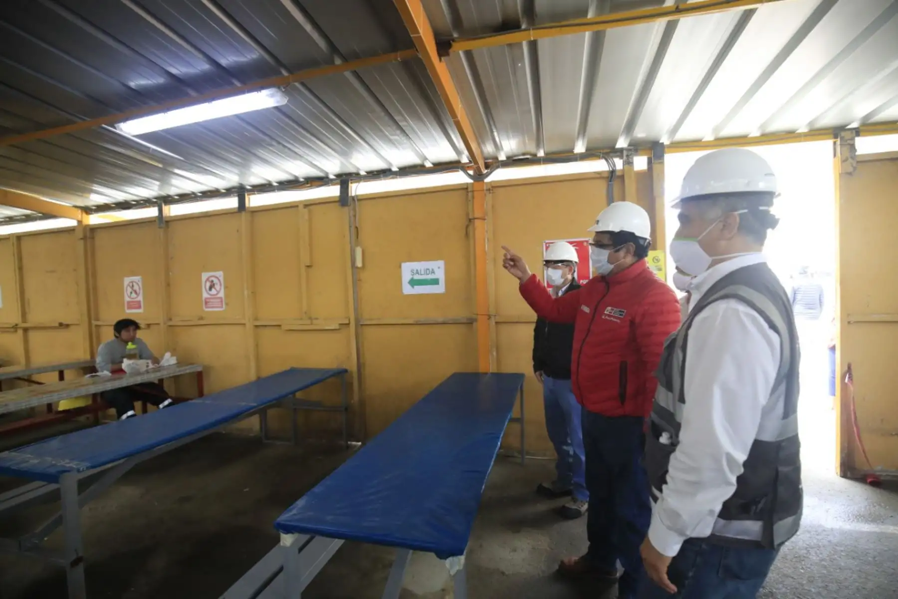 En el marco de la fase de reactivación económica en medio de la pandemia por la covid-19, el ministro de vivienda Rodolfo Yáñez, verifiva el cumplimiento de los protocolos de bioseguridad en las obras de construcción. 
Foto: Juan Carlos Guzmán