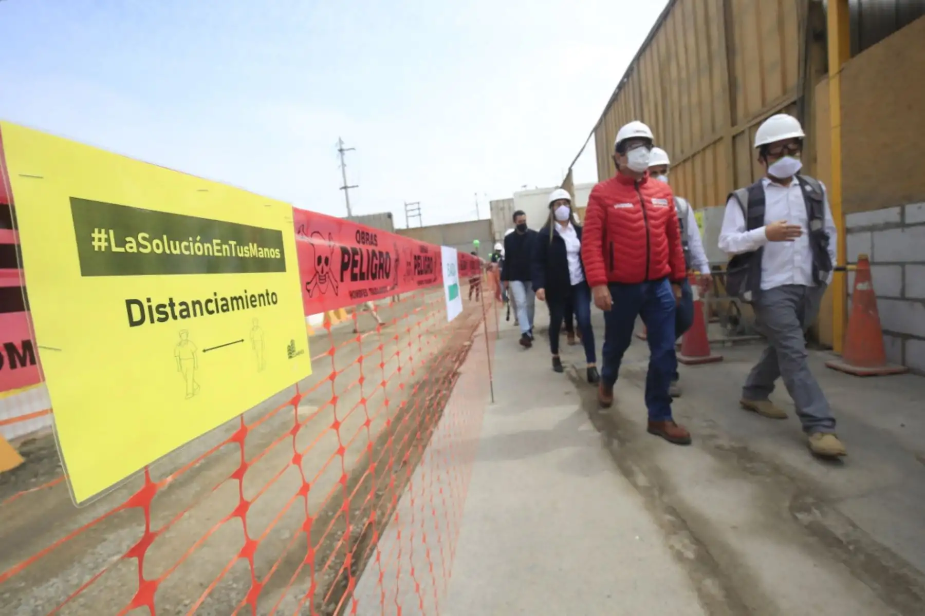 En el marco de la fase de reactivación económica en medio de la pandemia por la covid-19, el ministro de vivienda Rodolfo Yáñez, verifiva el cumplimiento de los protocolos de bioseguridad en las obras de construcción.  Foto: ANDINA/Juan Carlos Guzmán