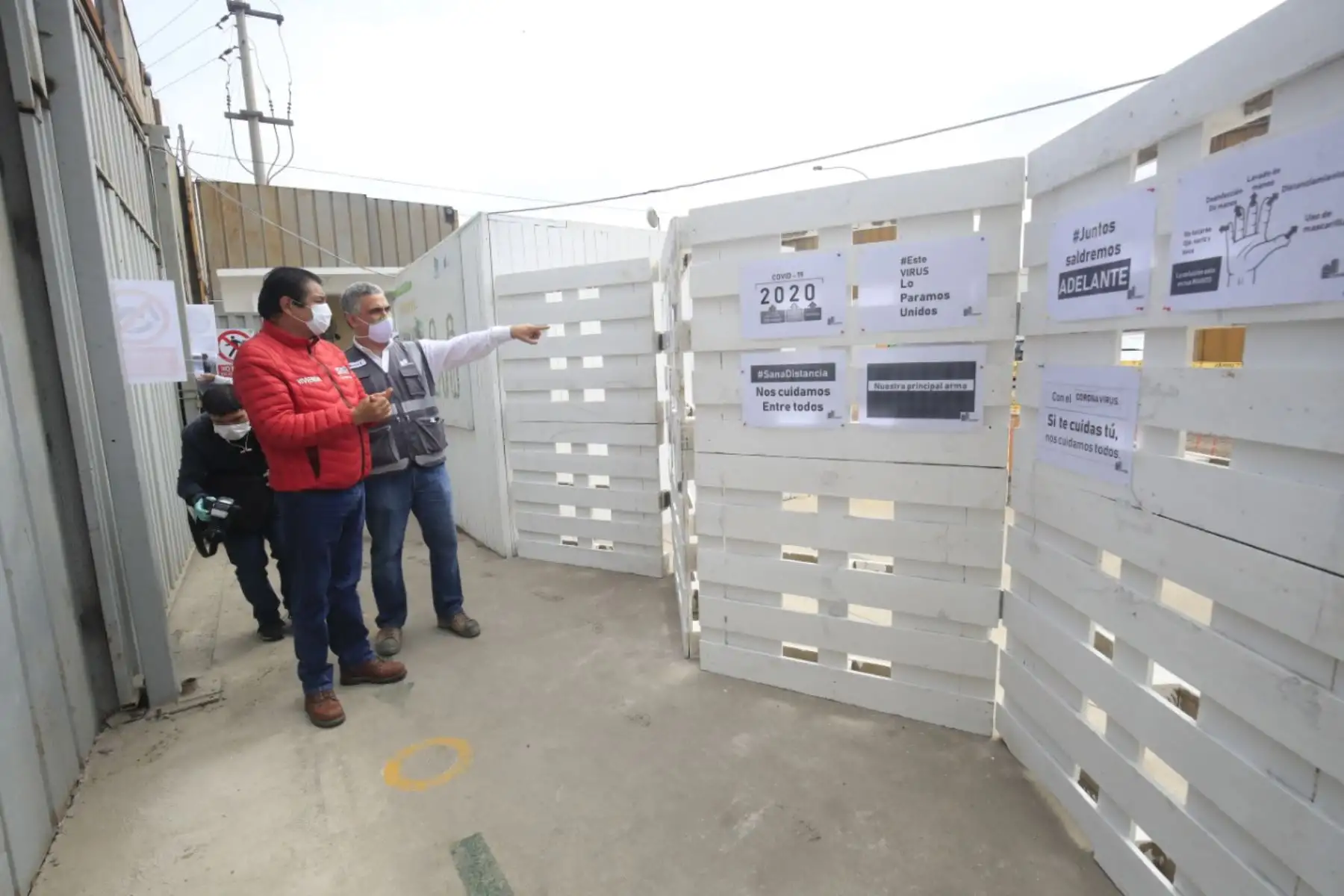 En el marco de la fase de reactivación económica en medio de la pandemia por la covid-19, el ministro de vivienda Rodolfo Yáñez, verifiva el cumplimiento de los protocolos de bioseguridad en las obras de construcción.  Foto: ANDINA/Juan Carlos Guzmán