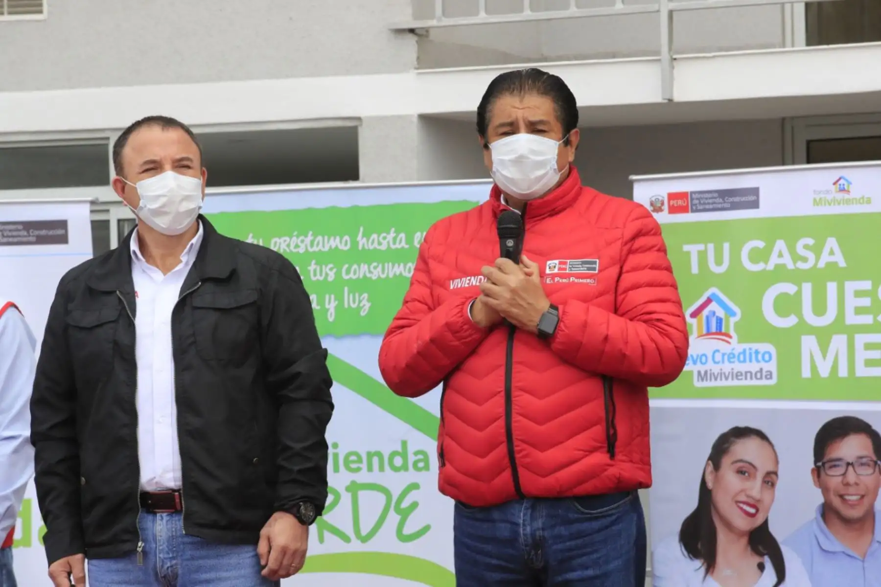 En el marco de la fase de reactivación económica en medio de la pandemia por la covid-19, el ministro de vivienda Rodolfo Yáñez, verifiva el cumplimiento de los protocolos de bioseguridad en las obras de construcción.  Foto: ANDINA/Juan Carlos Guzmán