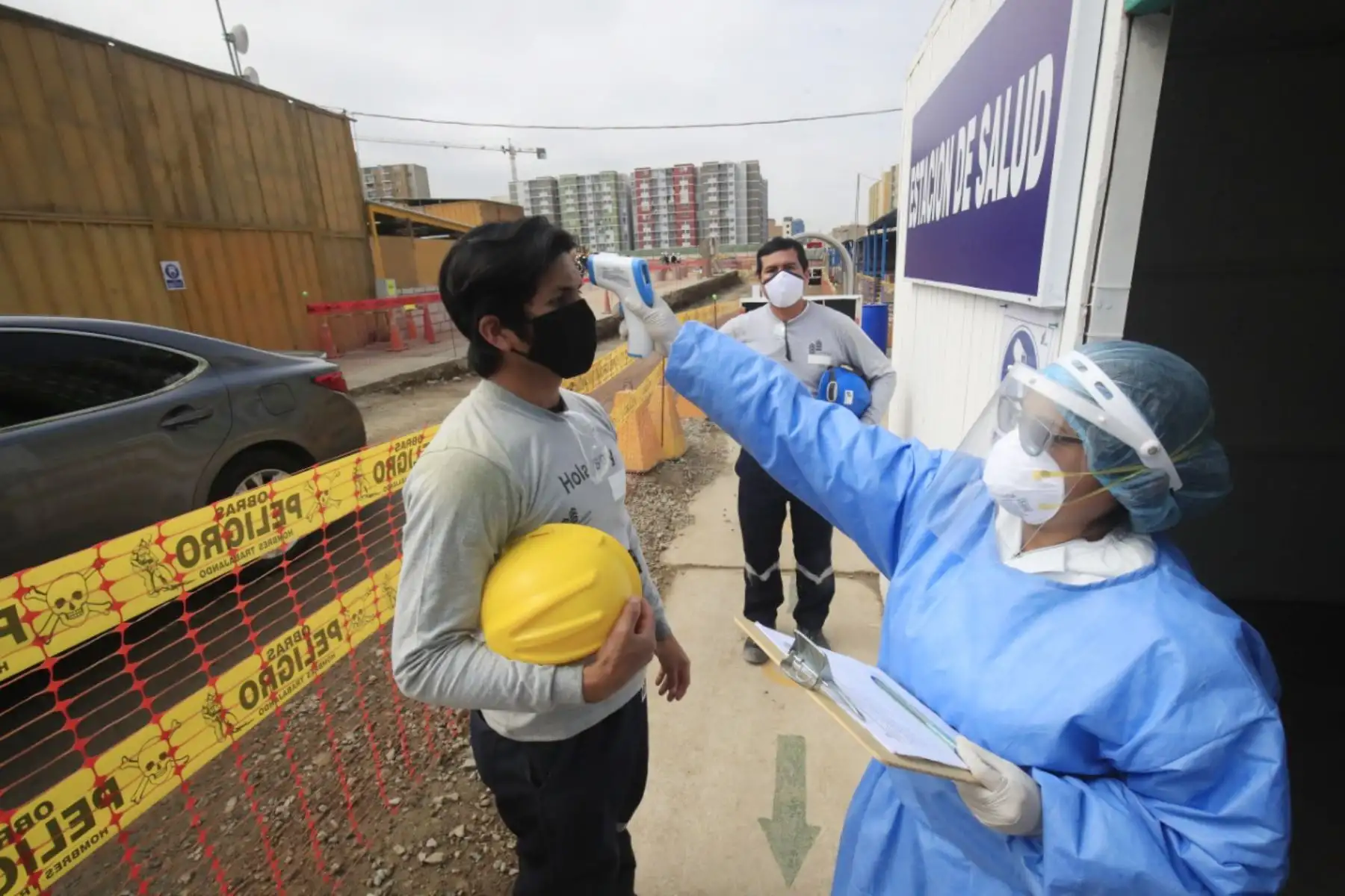 En el marco de la fase de reactivación económica en medio de la pandemia por la covid-19, el ministro de vivienda Rodolfo Yáñez, verifiva el cumplimiento de los protocolos de bioseguridad en las obras de construcción.  Foto: ANDINA/Juan Carlos Guzmán