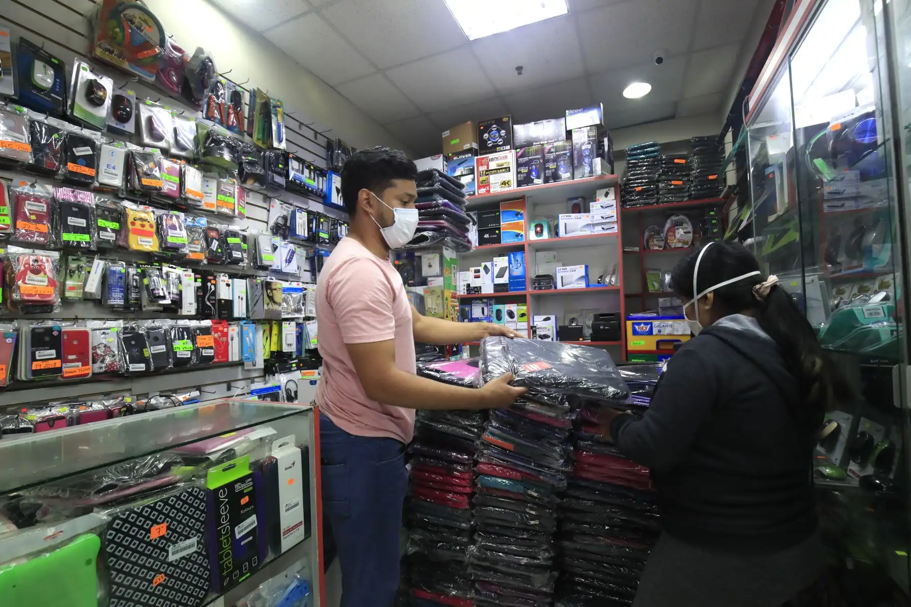Galería Cyber Plaza reabrió sus puertas al público en general manejando protocolos de higiene y seguridad debido a la situación de pandemia por el brote del covid-19.

Foto: ANDINA / Juan Carlos Guzmán Negrini.