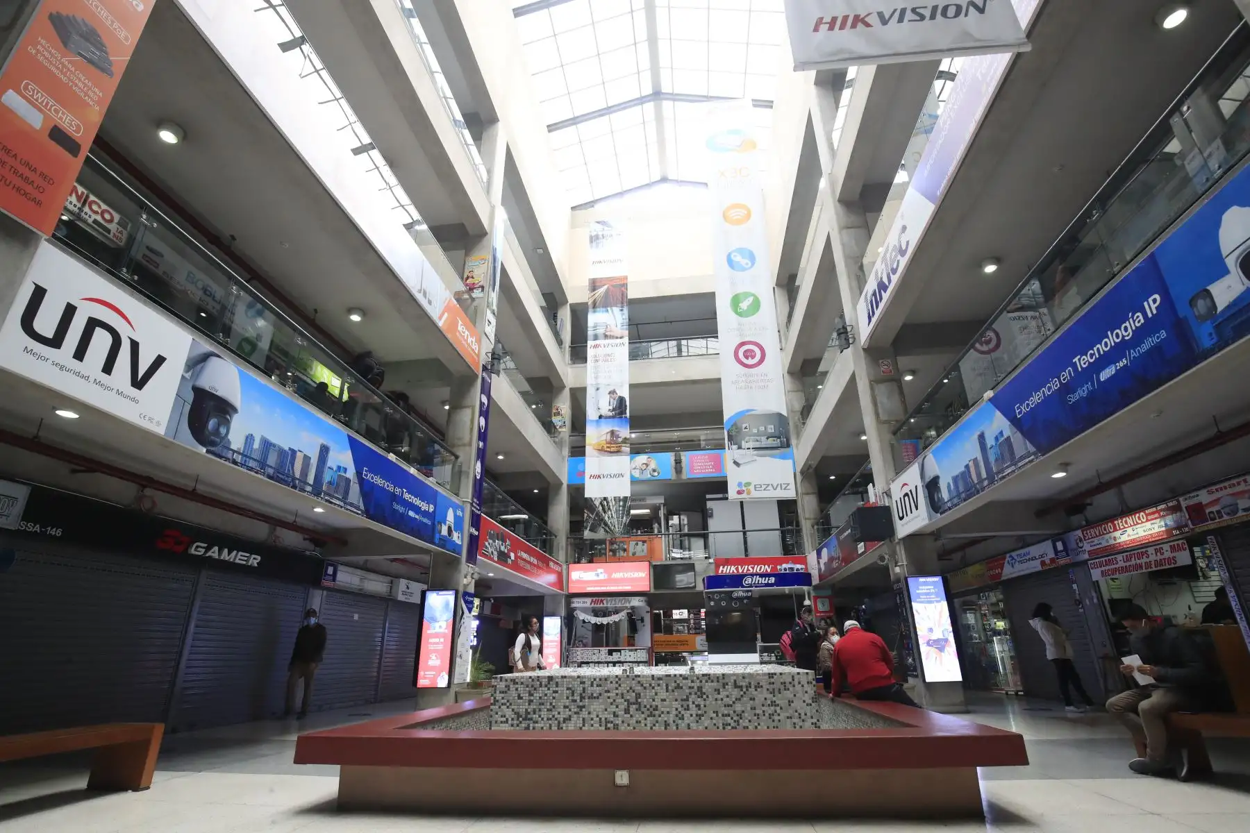 Galería Cyber Plaza reabrió sus puertas al público en general manejando protocolos de higiene y seguridad debido a la situación de pandemia por el brote del covid-19.

Foto: ANDINA / Juan Carlos Guzmán Negrini.