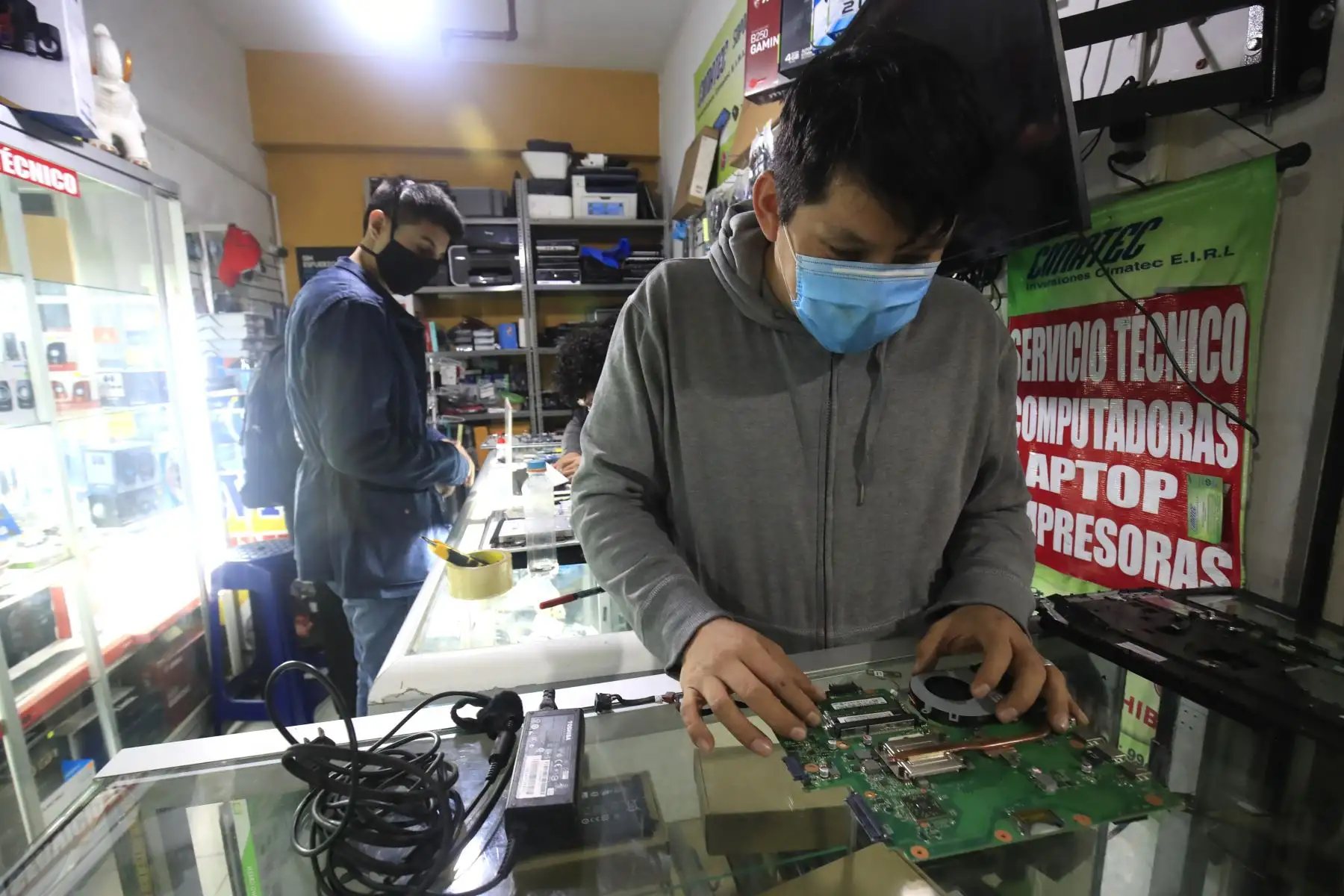 Galería Cyber Plaza reabrió sus puertas al público en general manejando protocolos de higiene y seguridad debido a la situación de pandemia por el brote del covid-19.

Foto: ANDINA / Juan Carlos Guzmán Negrini.