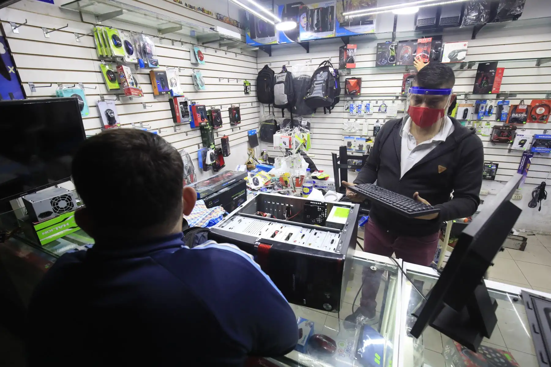 Galería Cyber Plaza reabrió sus puertas al público en general manejando protocolos de higiene y seguridad debido a la situación de pandemia por el brote del covid-19.

Foto: ANDINA / Juan Carlos Guzmán Negrini.