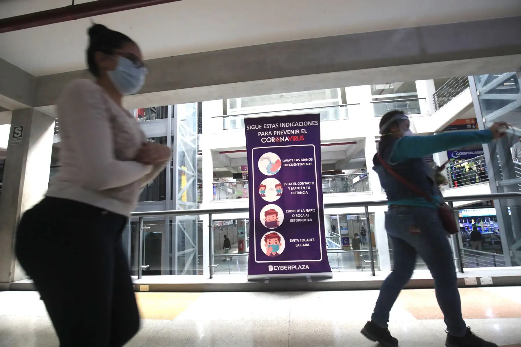 Galería Cyber Plaza reabrió sus puertas al público en general manejando protocolos de higiene y seguridad debido a la situación de pandemia por el brote del covid-19.

Foto: ANDINA / Juan Carlos Guzmán Negrini.