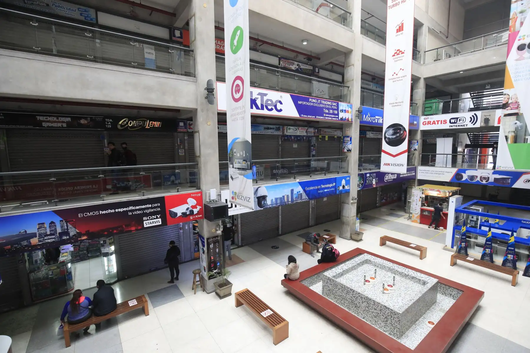 Galería Cyber Plaza reabrió sus puertas al público en general manejando protocolos de higiene y seguridad debido a la situación de pandemia por el brote del covid-19.

Foto: ANDINA / Juan Carlos Guzmán Negrini.