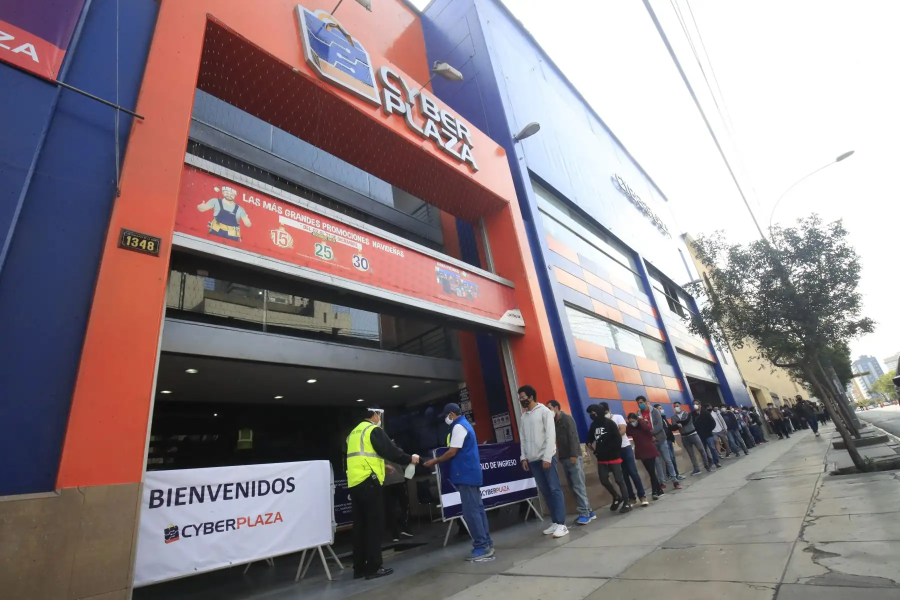 Galería Cyber Plaza reabrió sus puertas al público en general manejando protocolos de higiene y seguridad debido a la situación de pandemia por el brote del covid-19.

Foto: ANDINA / Juan Carlos Guzmán Negrini.