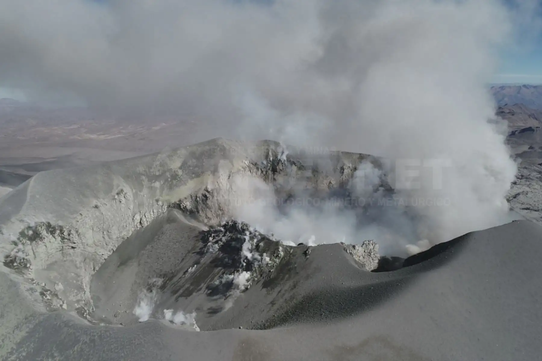 La columna eruptiva del volcán Sabancaya, ubicado en la región Arequipa, alcanzó los 2,700 metros, informó el Ingemmet. Foto: ANDINA/Difusión