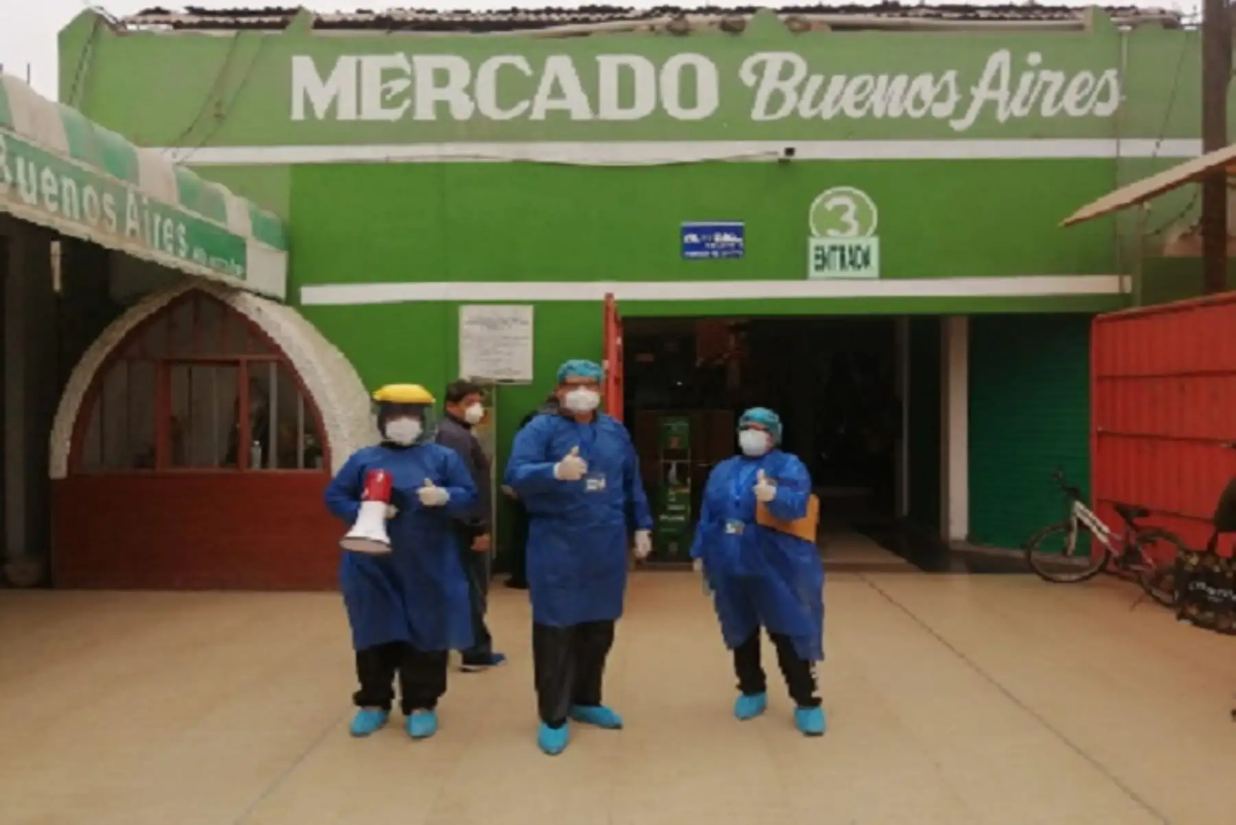 Con bocina en mano, el personal psicológico aprovechó las colas de ingreso a los mercados y entidades bancarias para ofrecer consejos de cómo sobrellevar el aislamiento y también las noticias que se difunden en medio de la pandemia.