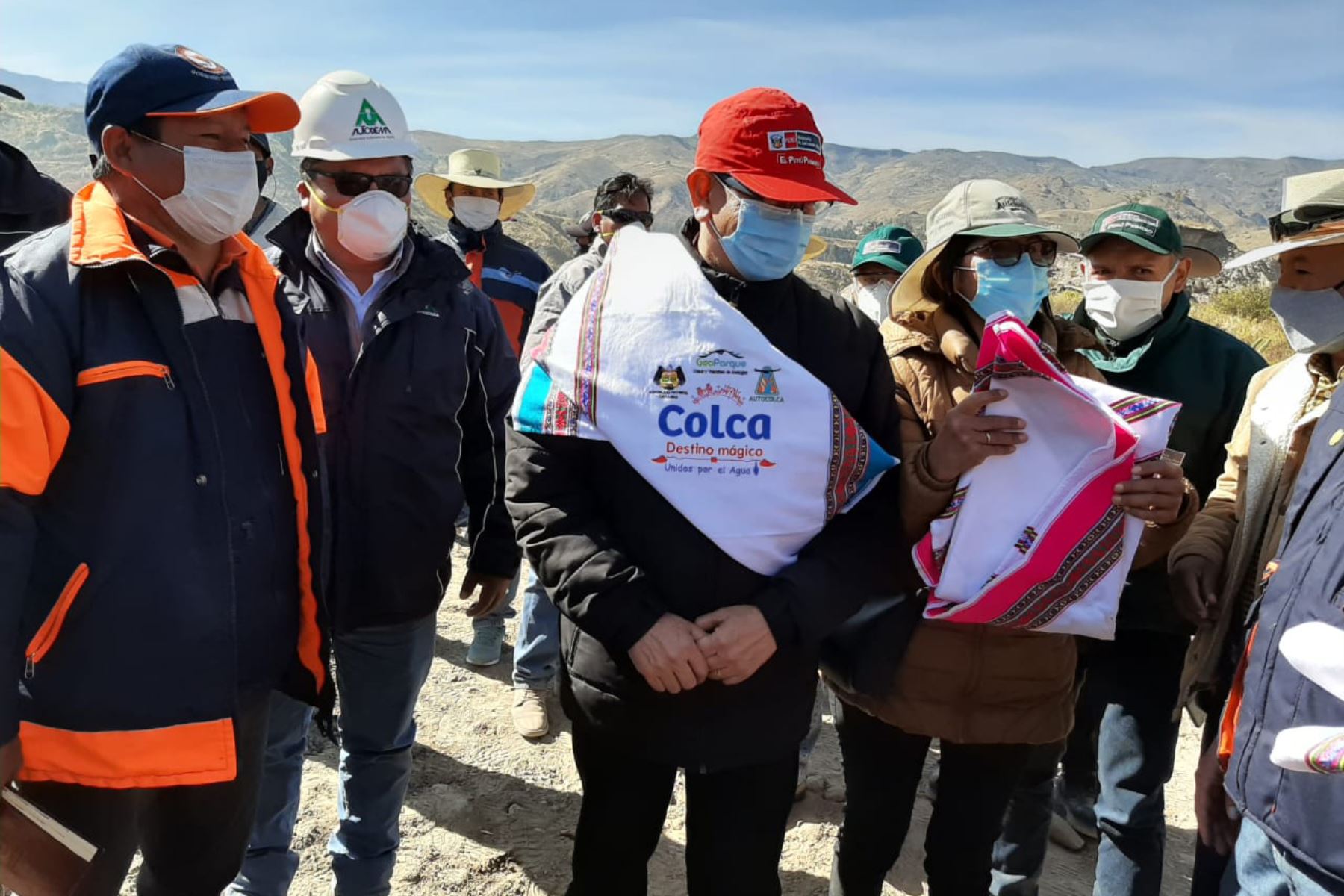El ministro de Agricultura y Riego, Jorge Montenegro, supervisó los trabajos para revertir daños de deslizamiento en el valle del Colca. Foto: Gobierno Regional de Arequipa