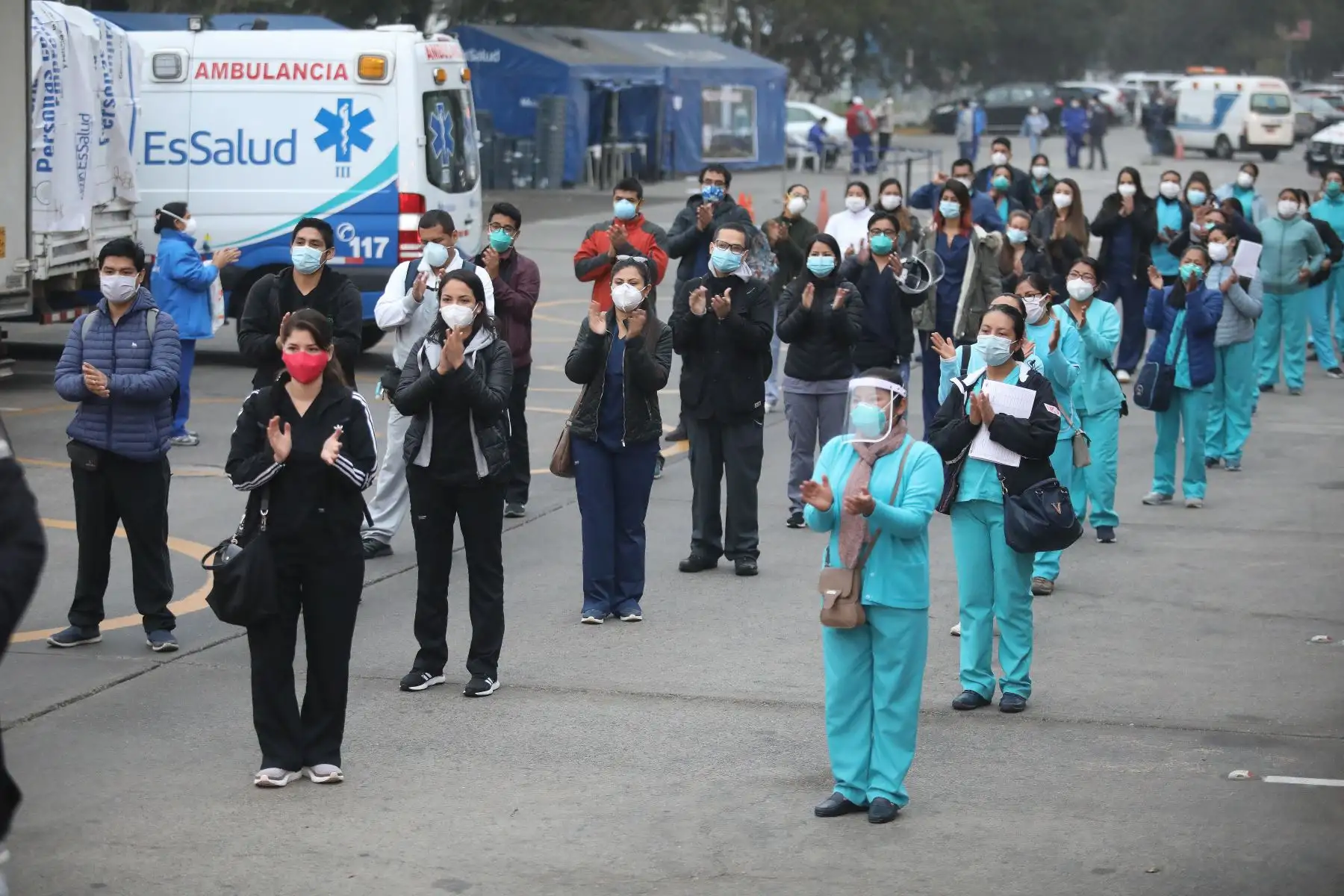 Profesionales de la salud parten hacia Ica para sumarse a los hospitales de EsSalud en la lucha contra el covid-19.