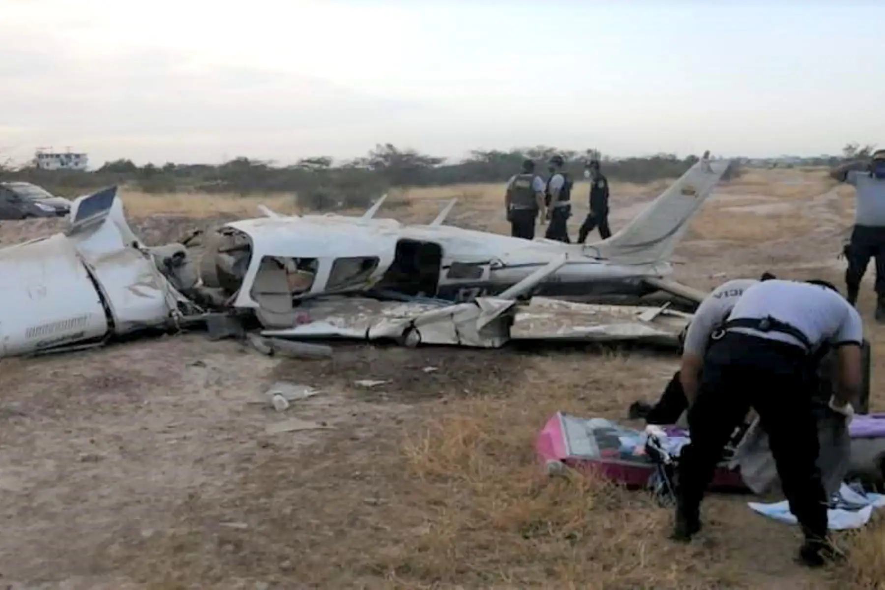 Miembros de la Agencia Estatal de Investigación localizaron en la región de Balleza una avioneta tipo Cessna accidentada con el piloto y cinco tripulantes sin vida. Foto referencial: Andina/Archivo