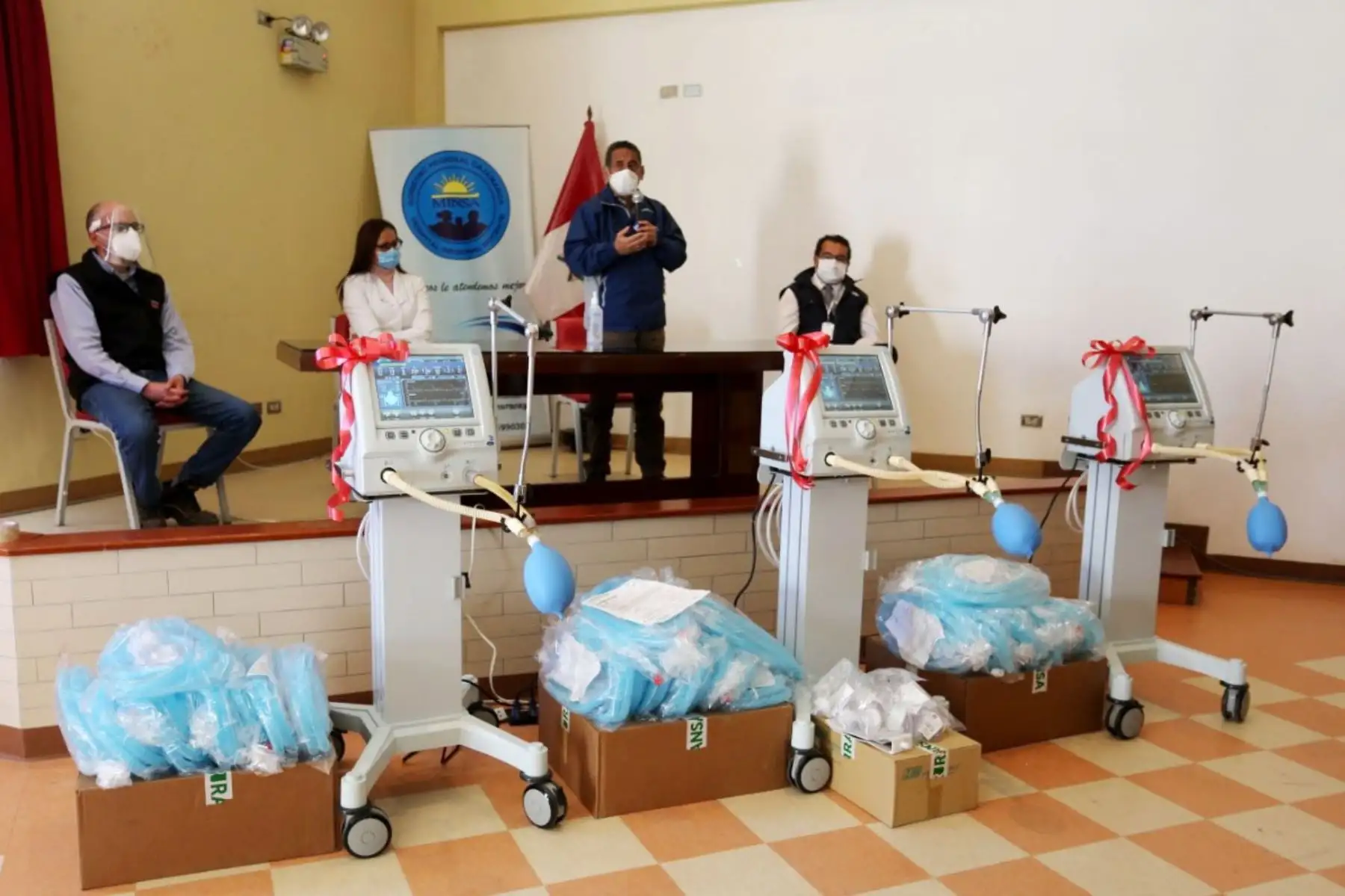 La minera Yanacocha entregó hoy 3 de los 6 ventiladores mecánicos que donará al Hospital Regional de Cajamarca. Foto: Cortesía Eduard Lozano Julca